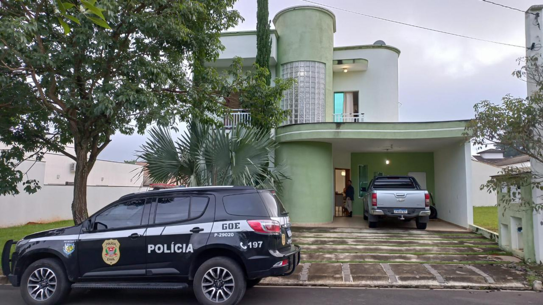 Os policiais e promotores cumpriram seis mandados de busca e dois de prisão.