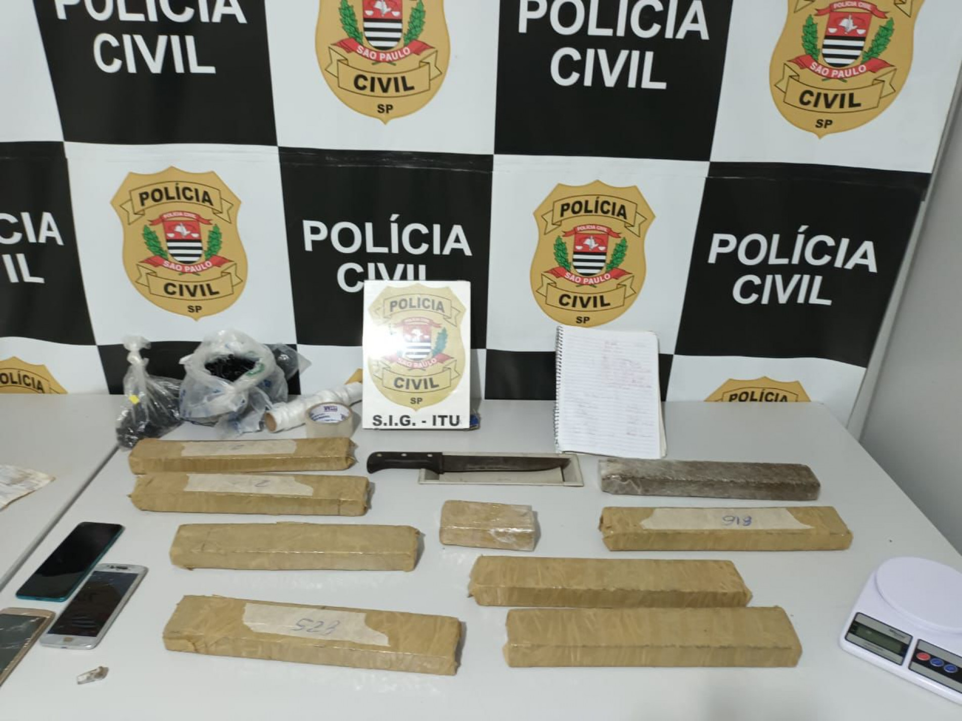 Os policiais civis encontraram na residência oito tijolos de maconha, balança de precisão, caderno com anotações e um facão com resquícios do entorpecente 