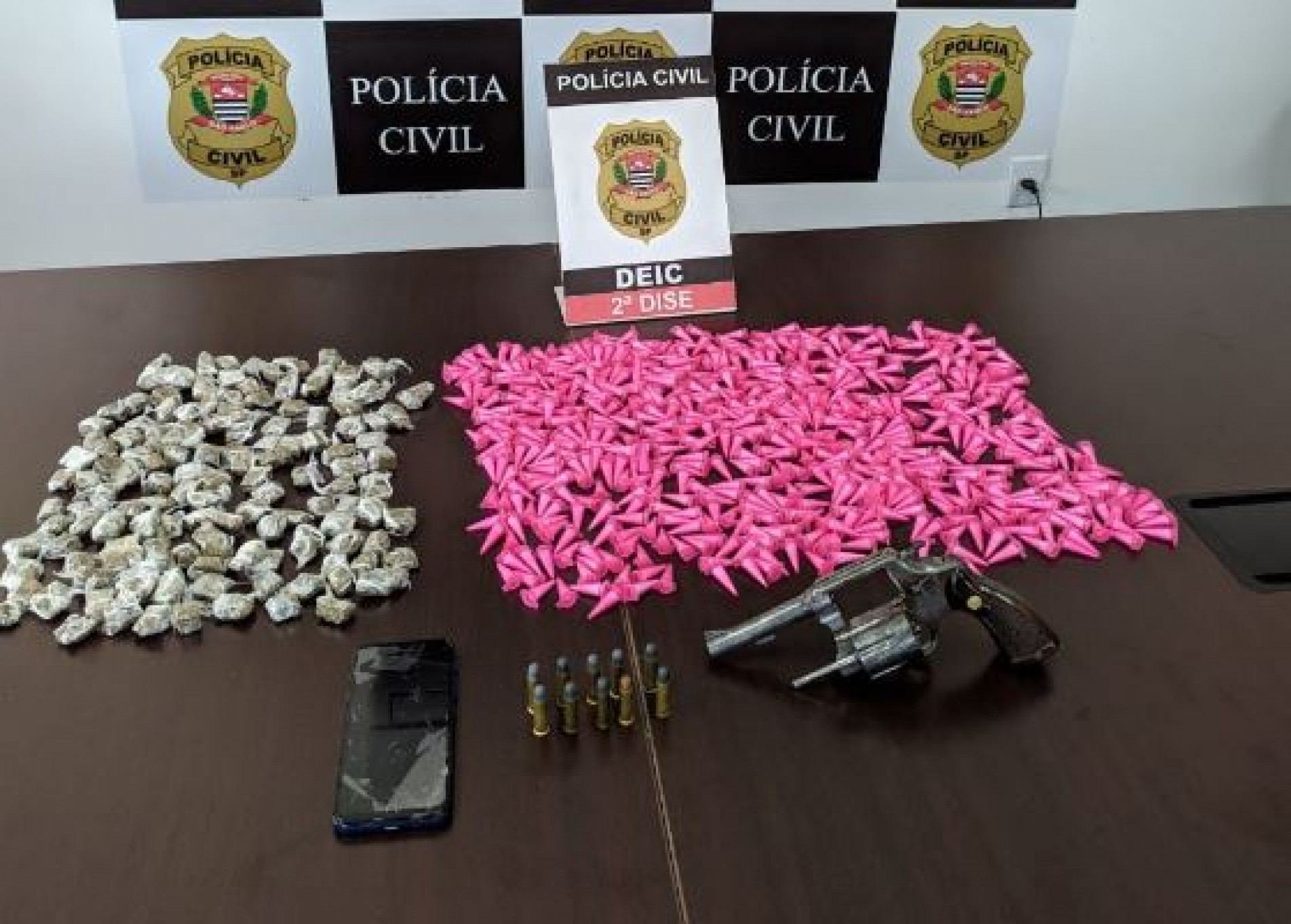 No total, os policiais civis apreenderam 138 porções de maconha, 520 de cocaína, além de um revólver calibre 38