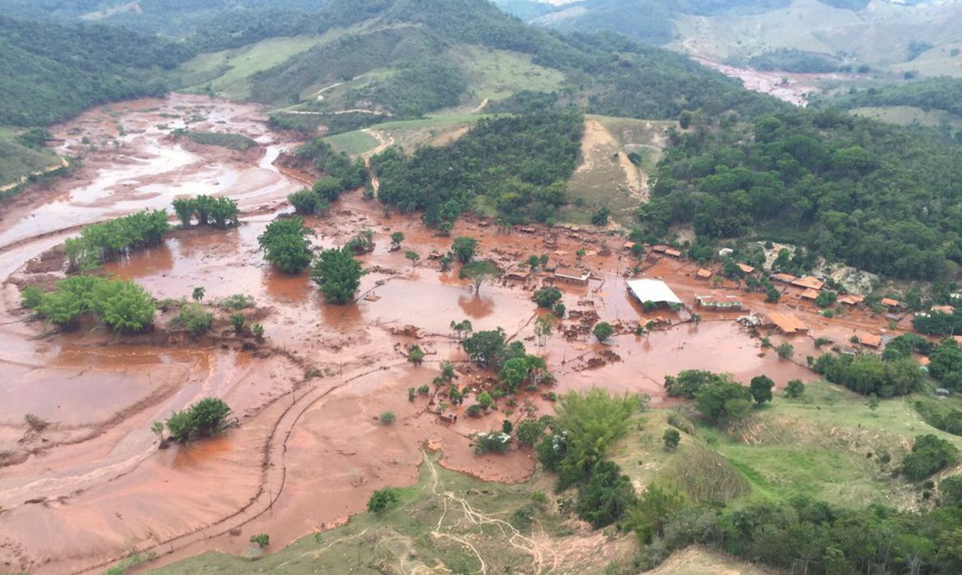 Barragem pertencente &agrave; mineradora Samarco se rompeu no distrito de Bento Rodrigues, zona rural a 23 quil&ocirc;metros de Mariana, em Minas Gerais 