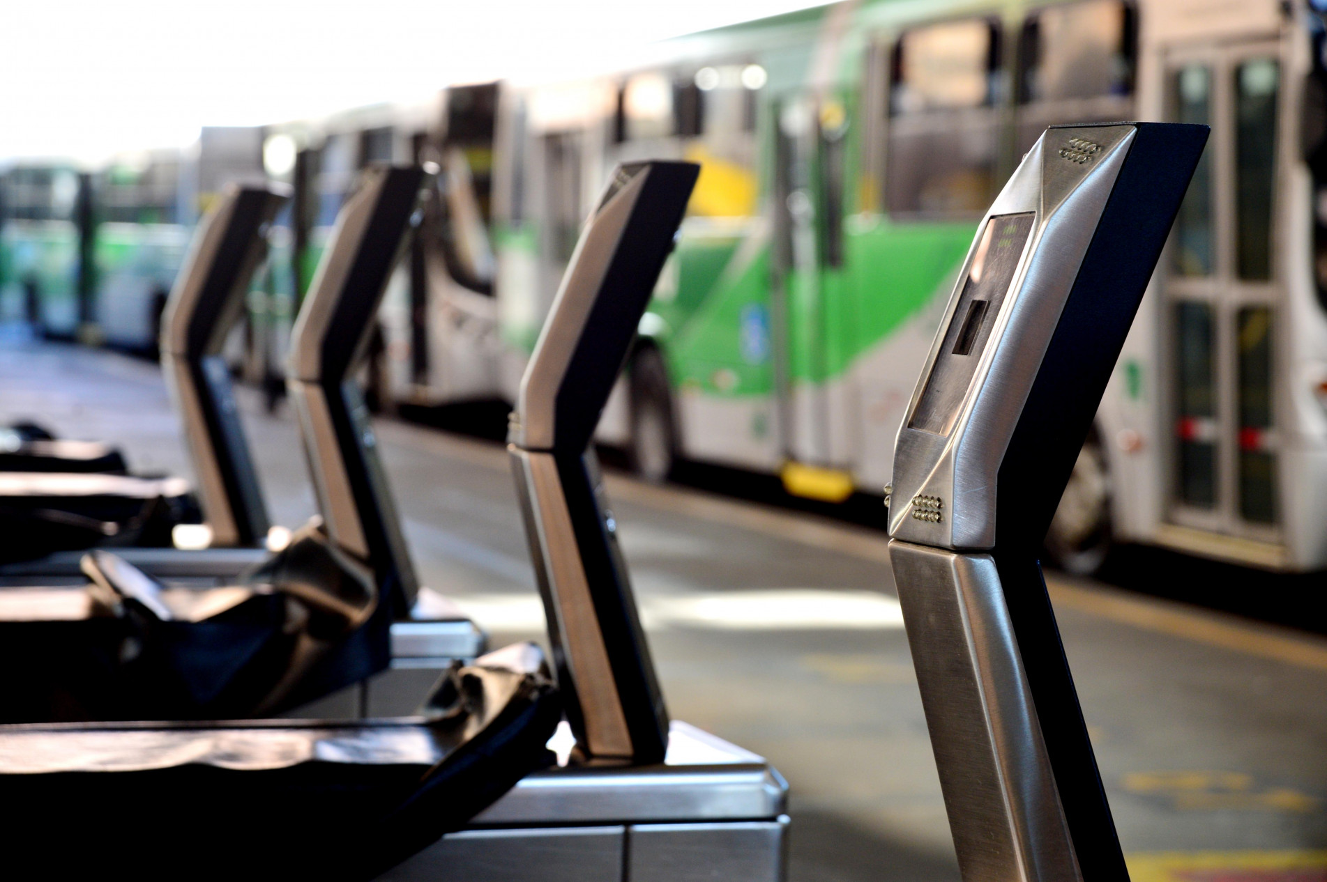 Um dos projetos prevê a afixação de placas informativas em todos os terminais, nos ônibus e nas paradas