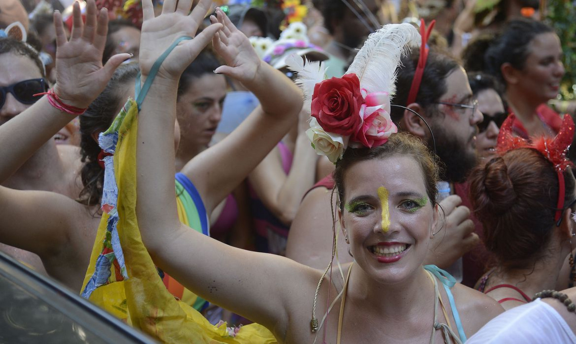Bloco Cordão do Boitatá arrasta milhares de foliões em desfile de pré-carnaval pelas ruas do centro do Rio de Janeiro
