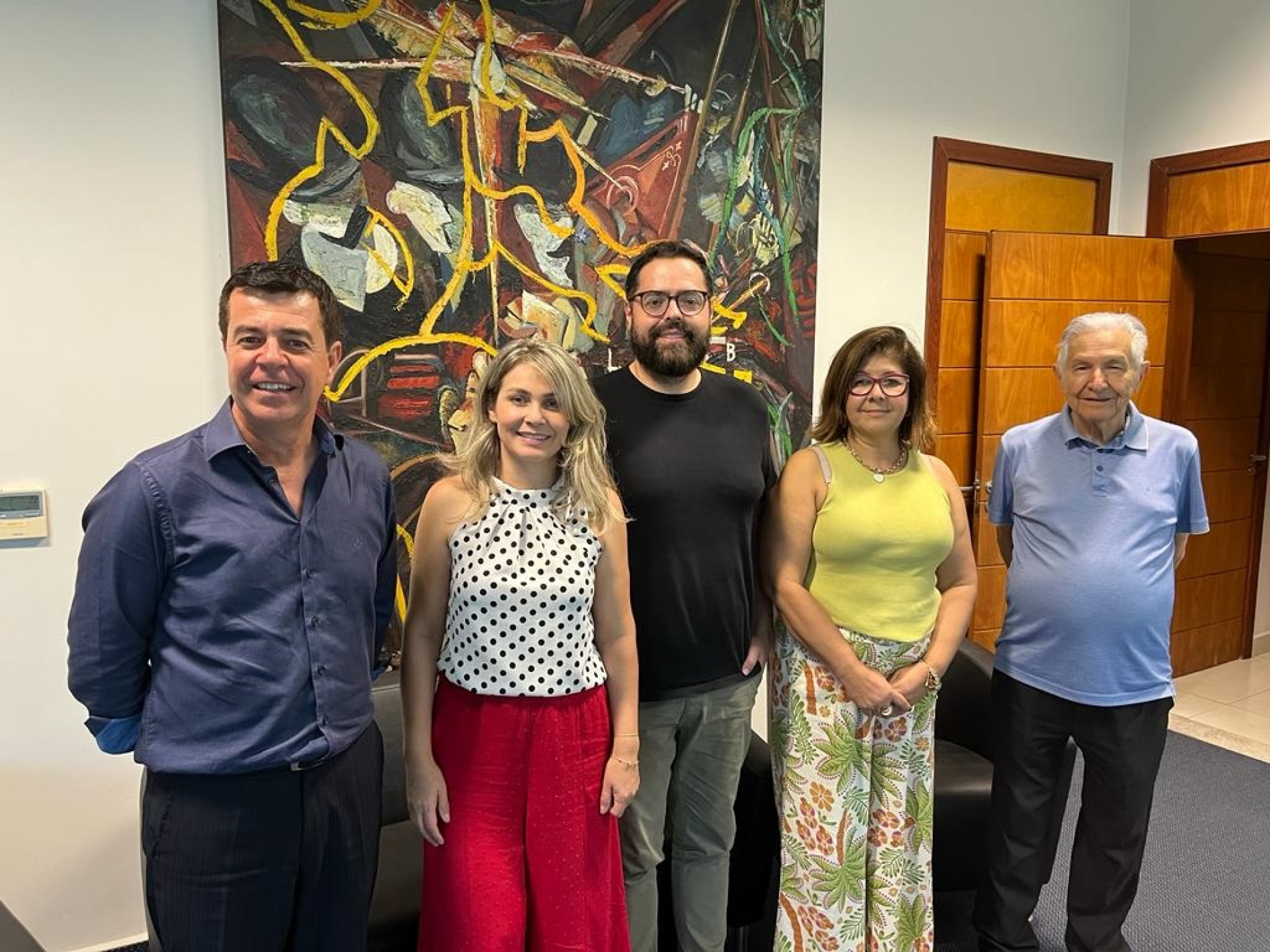 Equipe da Secretaria de Educação de Votorantim, formada pela diretora pedagógica Deise Mota, gestor administrativo Júnior Silveira, e secretária Suede dos Santos Brito, foi recebida por Pedro Gimenes e Laelso Rodrigues, respectivamente à esquerda e direita na foto