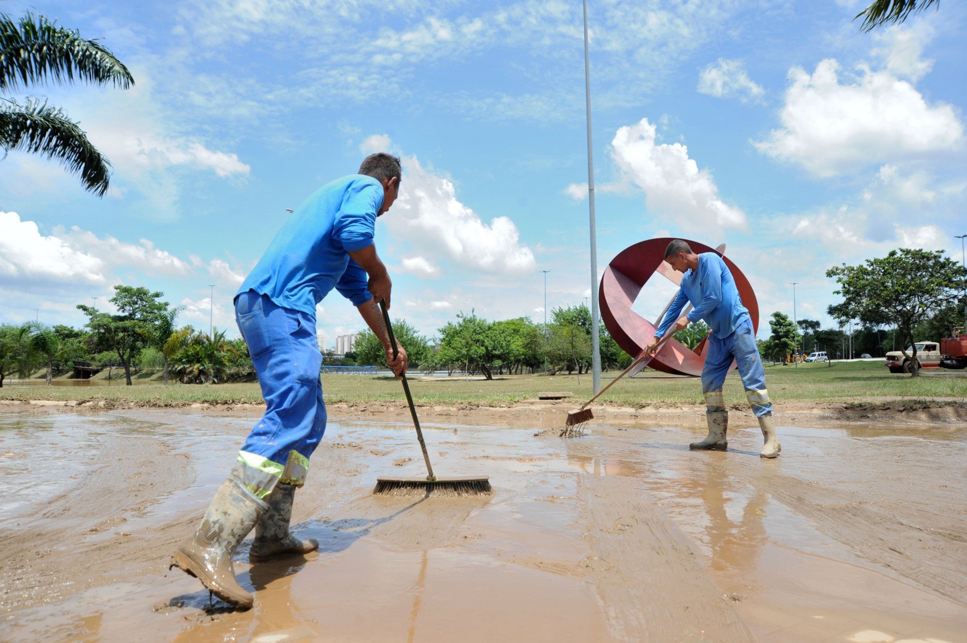 Parque das Águas, em Sorocaba, local que sofre com as chuvas volumosas, passa por limpeza após enchente de domingo
