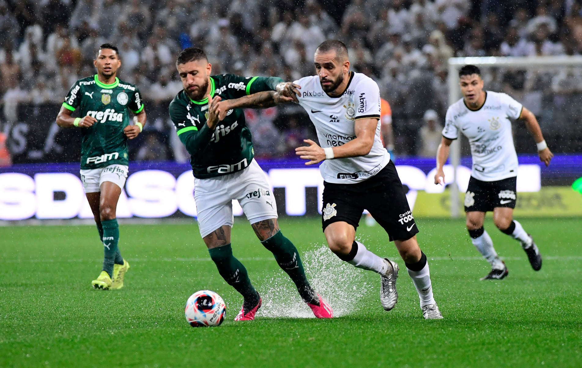 Mesmo com a forte chuva que castigou o gramado em parte da etapa inicial, times deram espetáculo
