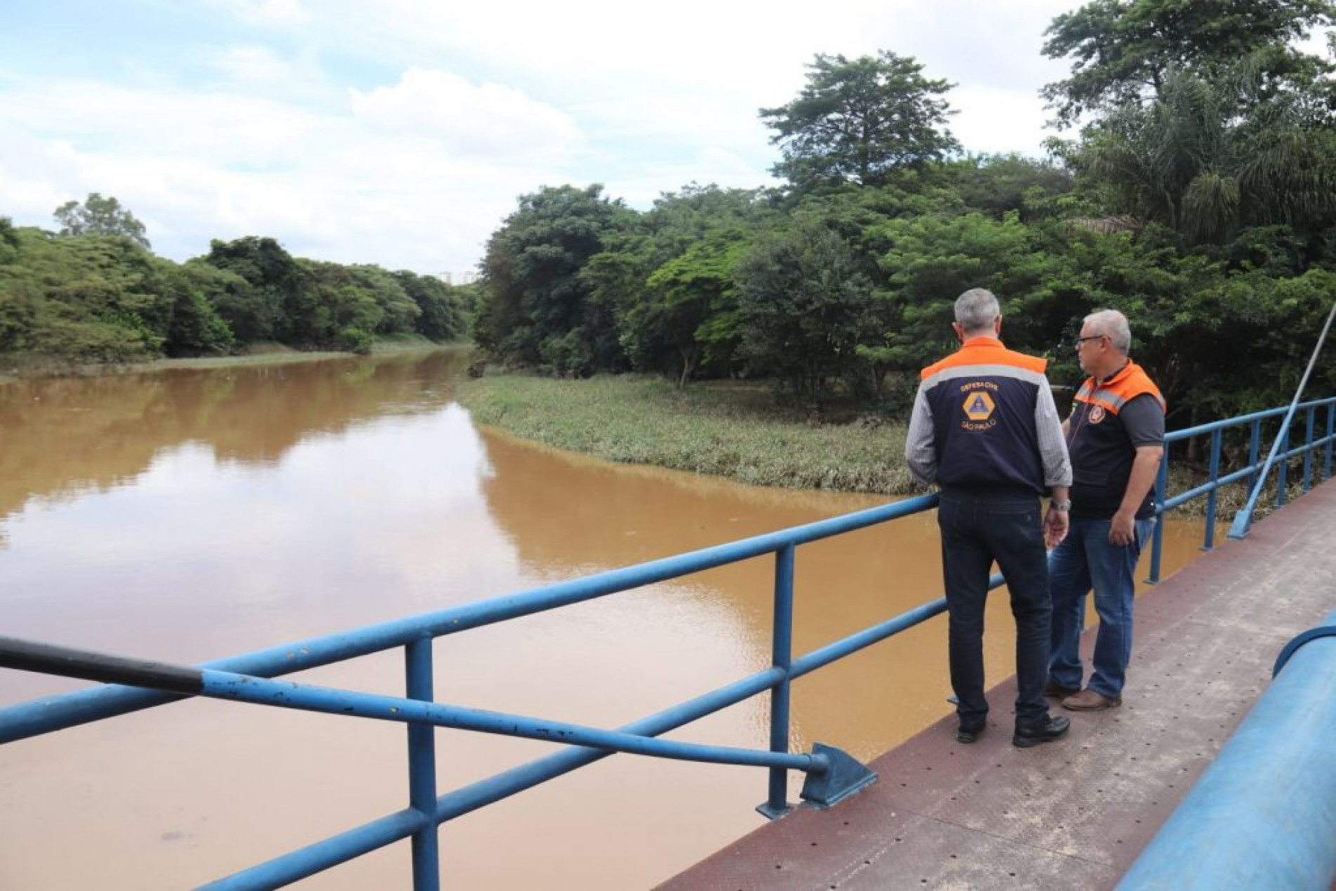 Prefeitura entende que a vazão elevada da represa, somada às fortes chuvas, provoca alagamentos na cidade