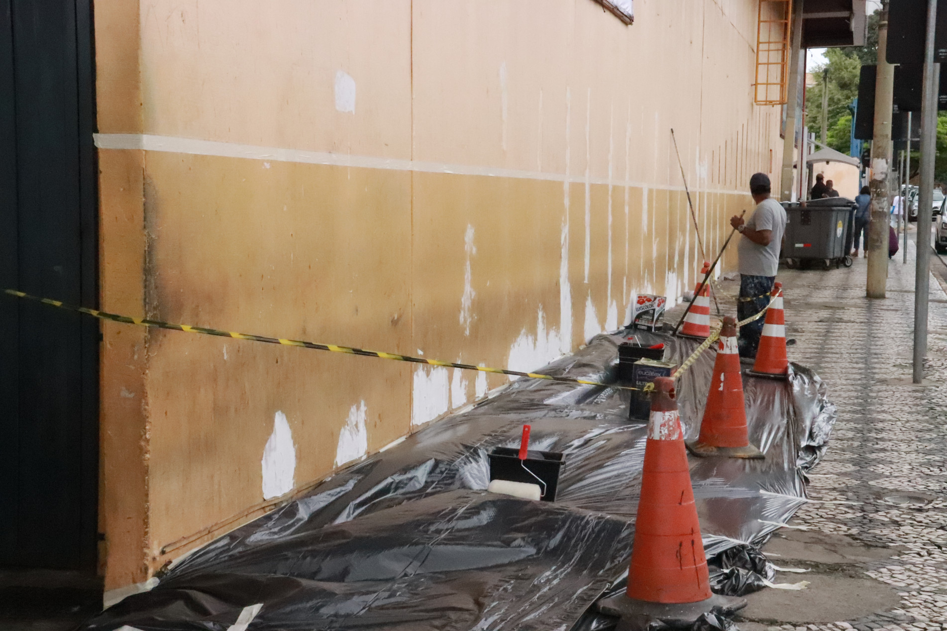 Manutenção e pintura do prédio tiveram início ontem; guarita foi reativada