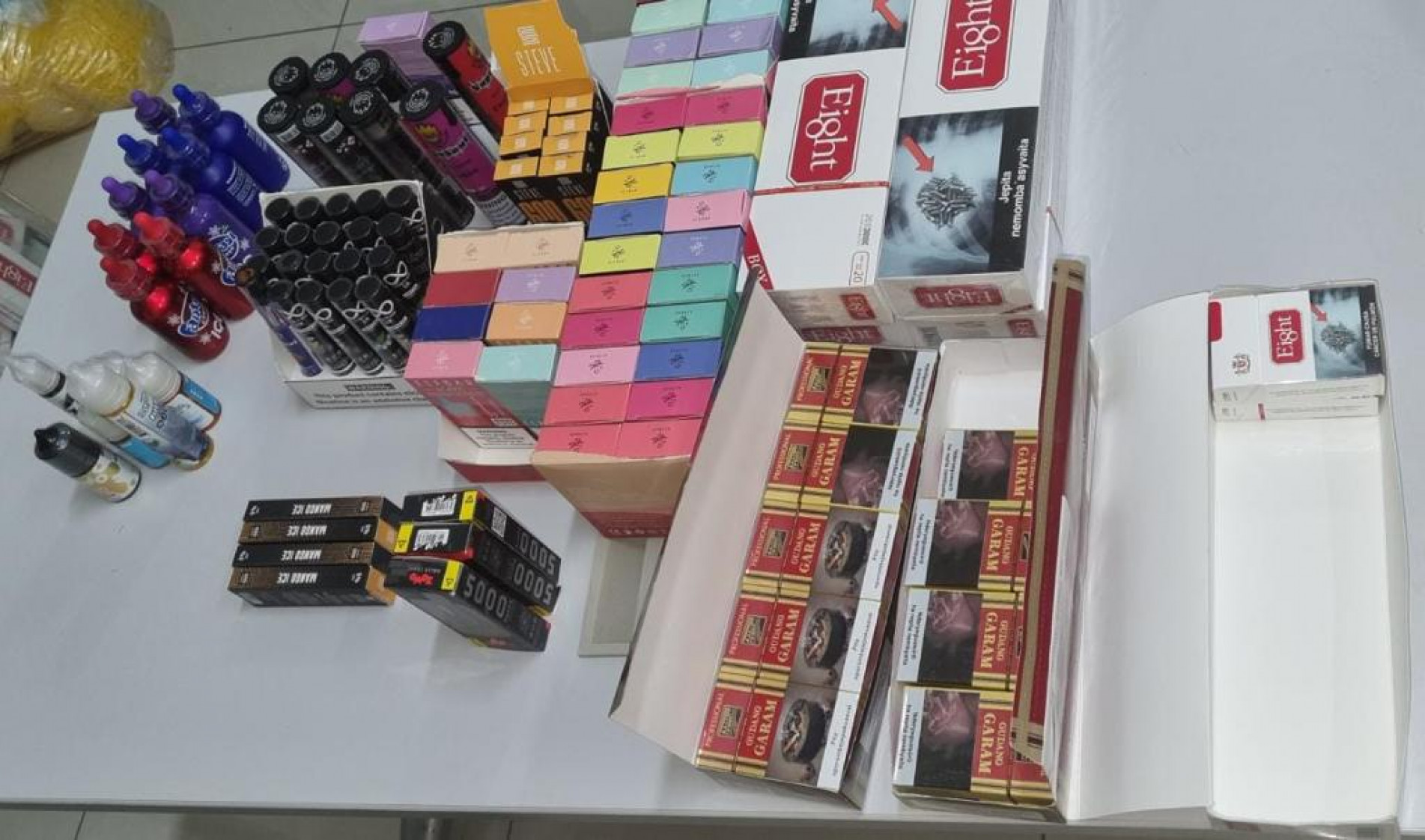 A operação apreendeu 1.080 maços de cigarros e cigarros eletrônicos, além de essências de origem duvidosa