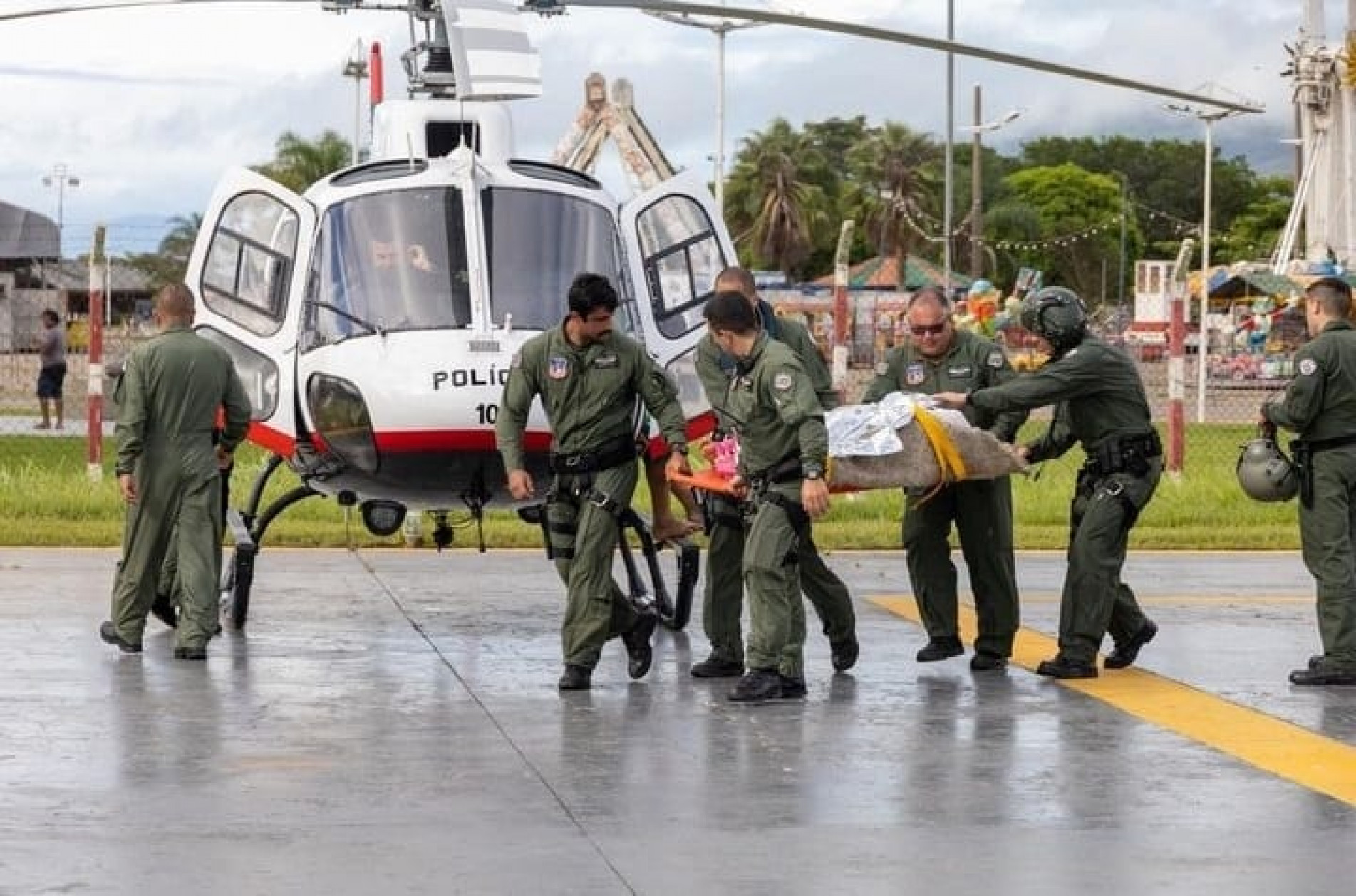 Equipes da Polícia Militar, Defesa Civil, Bombeiros e Marinha do Brasil trabalham para ajudar as vítimas 
