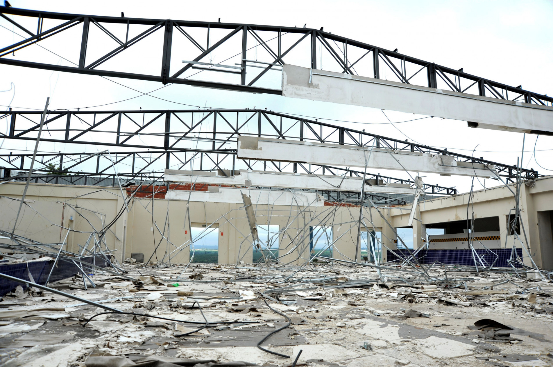 Falta do telhado no antigo salão acusa o abandono do imóvel que abrigou a Associação Atlética do Banco do Brasil