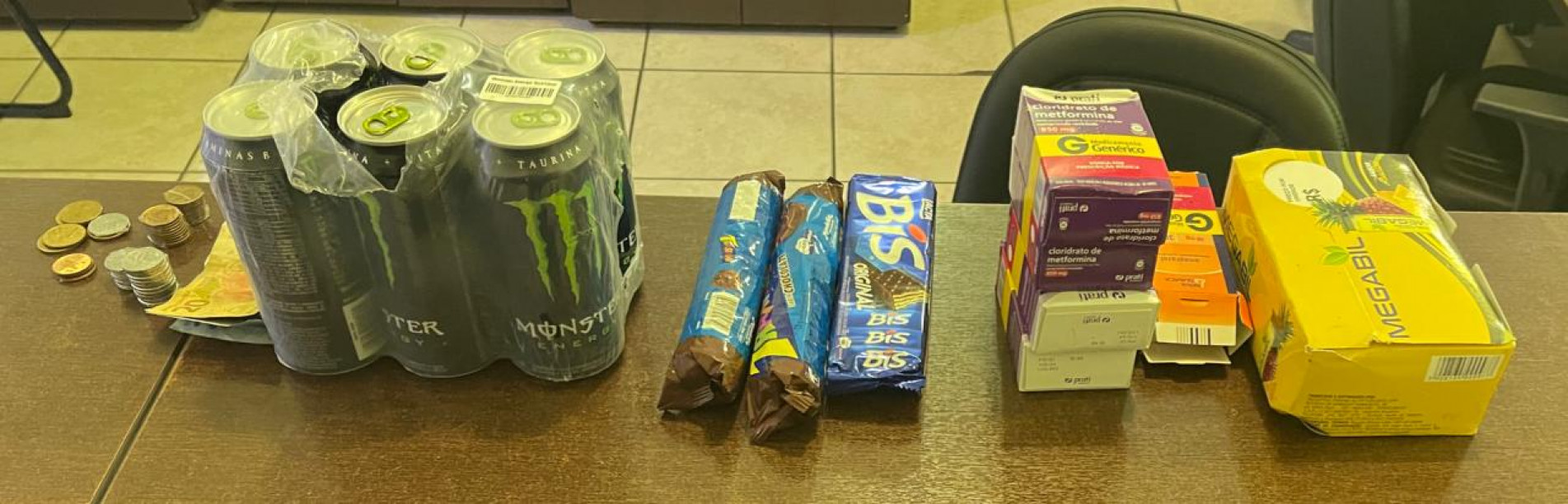 Dois homens invadiram uma farmácia na Vila Barão na madrugada desta quarta-feira (22)