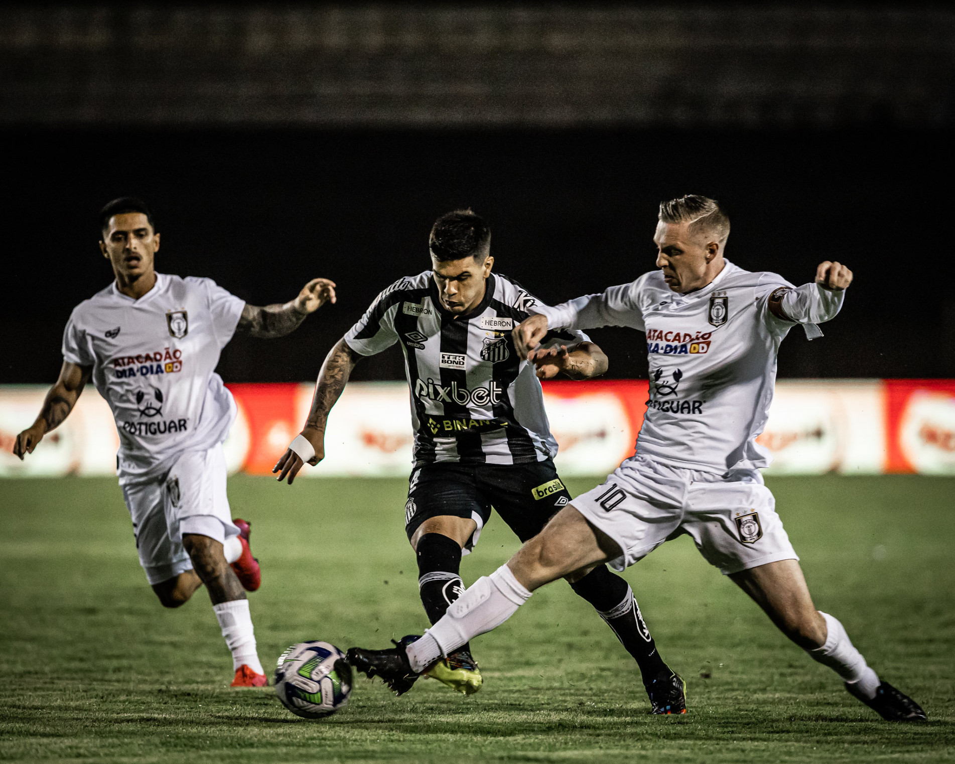 Peixe dominou o início do jogo, mas só venceu graças a um cabeceio no 2º tempo