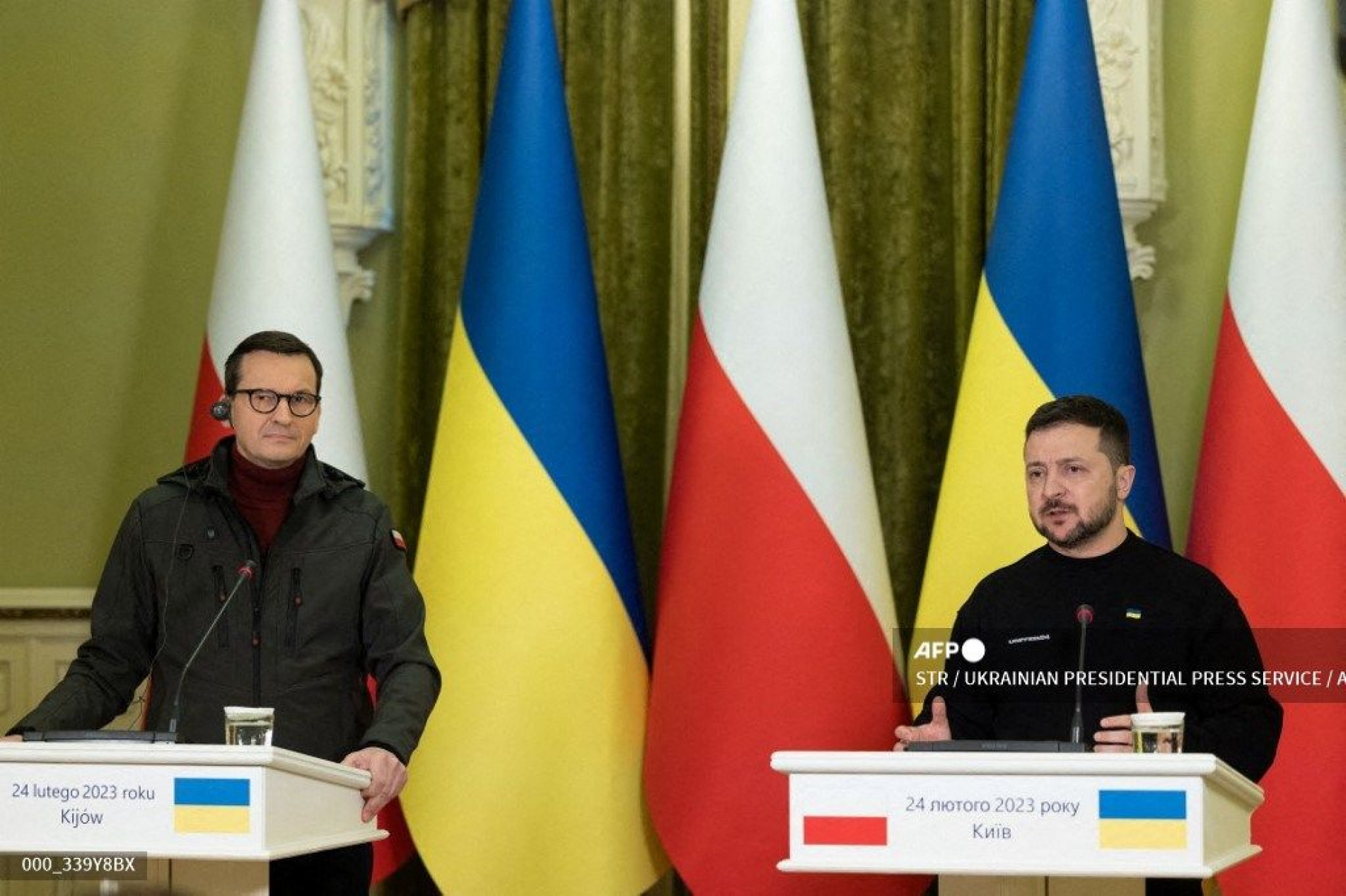 O primeiro-ministro polonês Mateusz Morawiecki entregou ontem tanques Leopard 2 a Volodymyr Zelensky