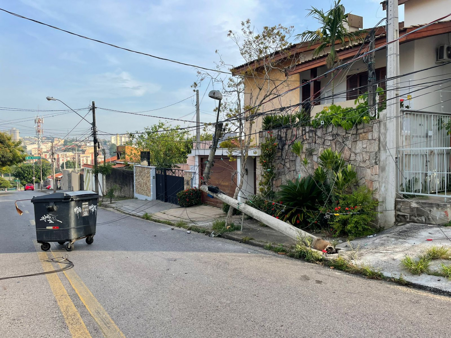 Três postes foram danificados