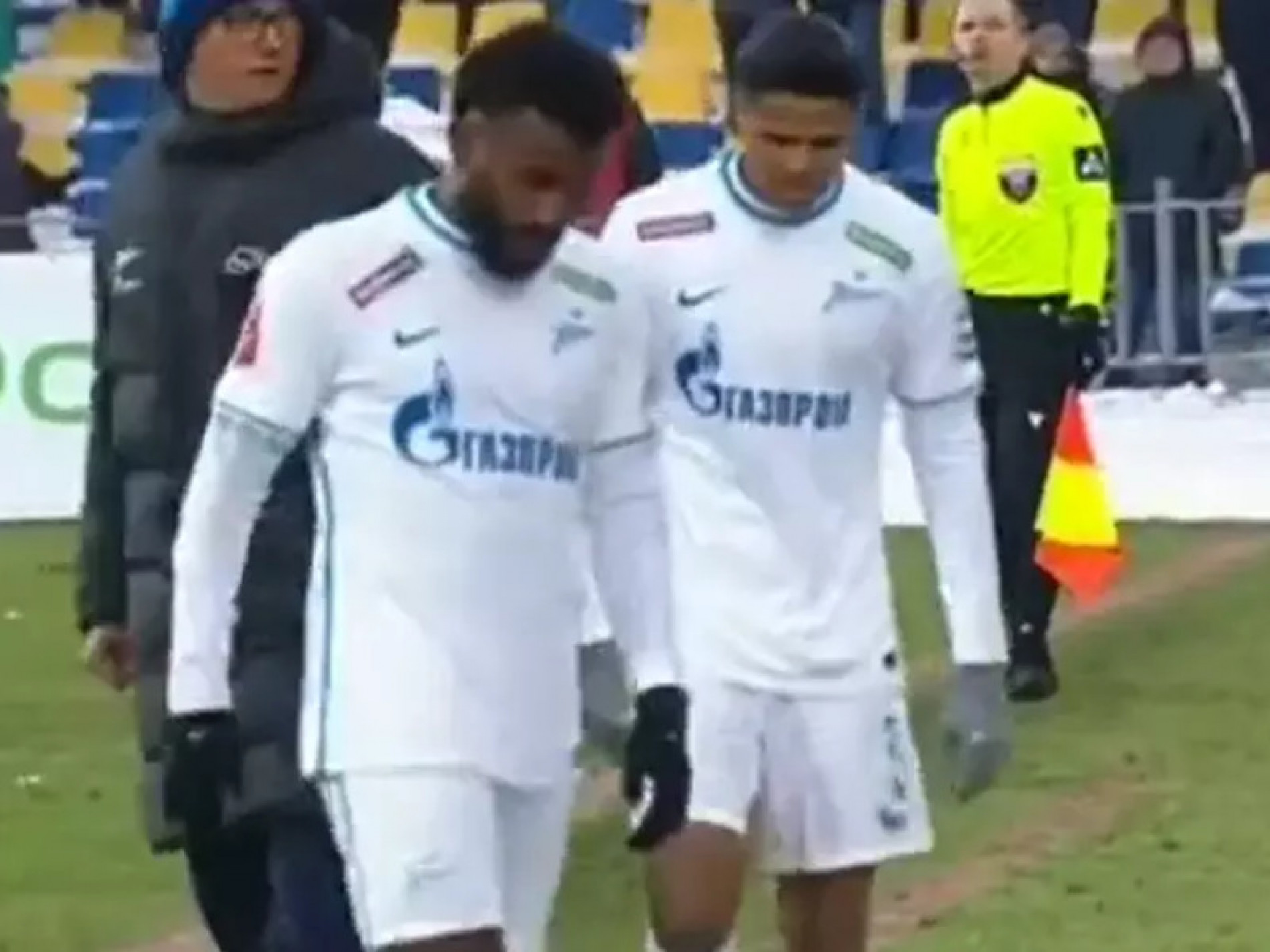 Banana é jogada em campo para brasileiro em jogo do Zenit, na Rússia