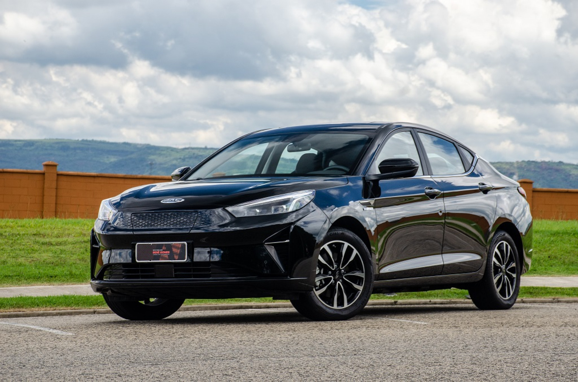 O E-J7 &eacute; um sed&atilde; cl&aacute;ssico, mas o desenho do teto "cai" na traseira como um fastback