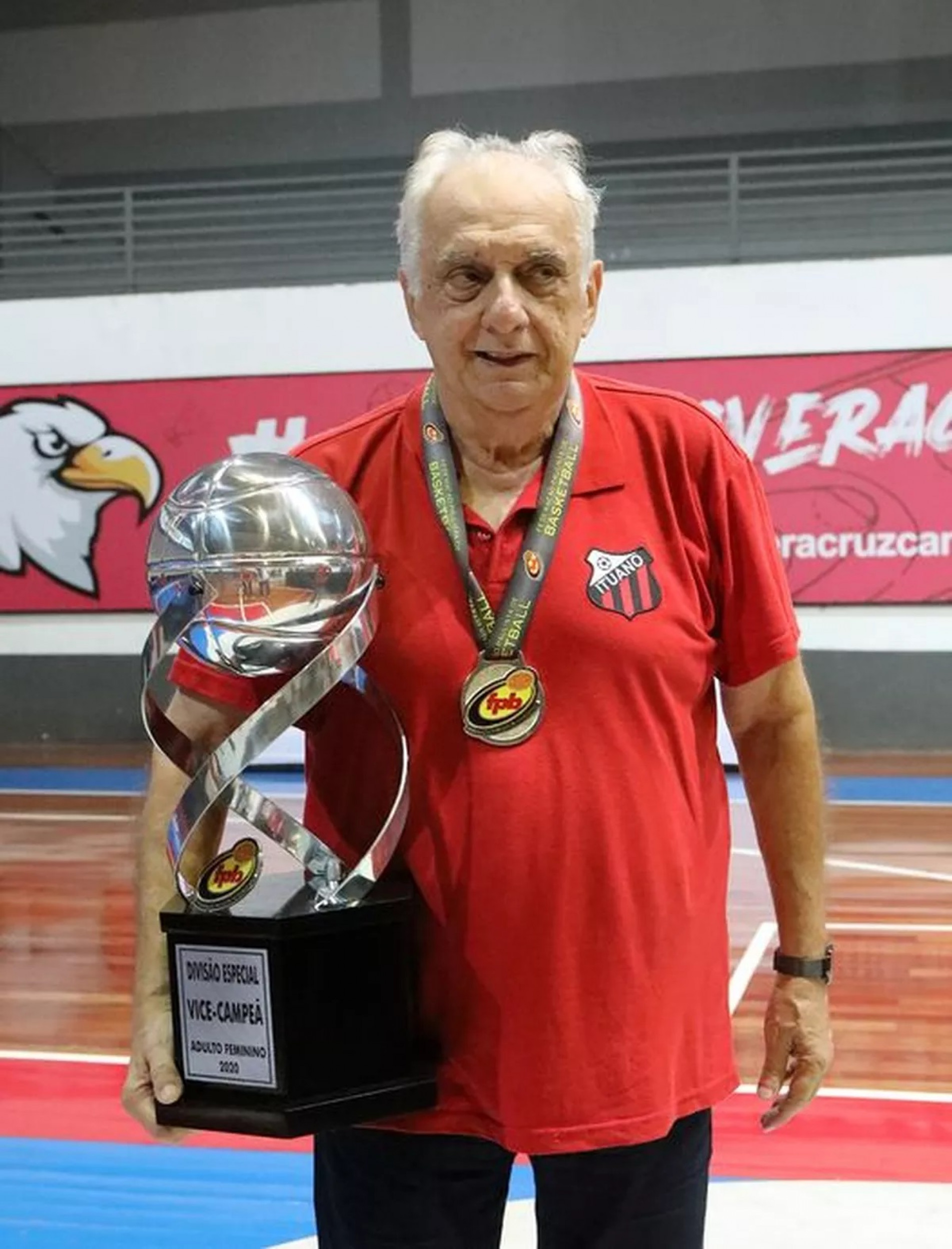 Treinador dedicou uma vida ao basquete
