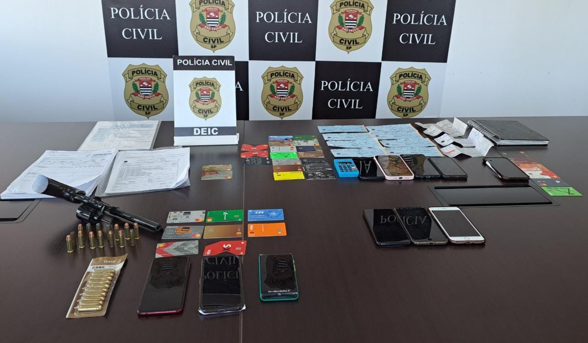 As equipes apreenderam celulares, cartões, folhas de cheques, arma de fogo e outros itens de interesse da investigação