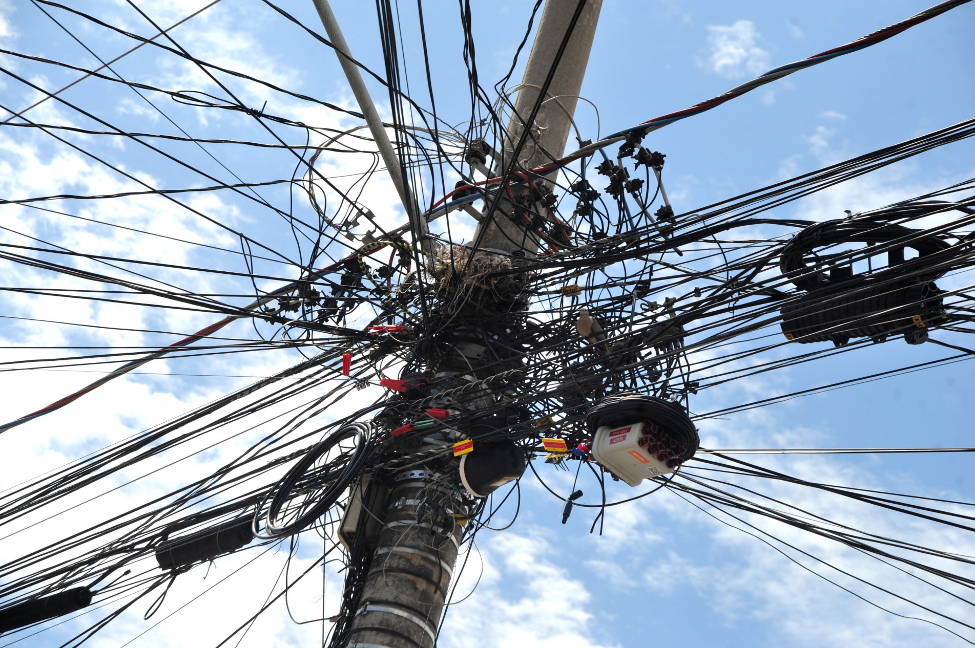 Ligações clandestinas prejudicam todos os consumidores -- que pagam parte dos furtos -- e aumentam riscos de acidentes