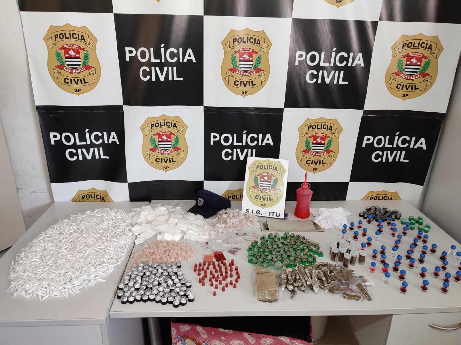No imóvel do suspeito a Polícia Civil de Itu encontrou cocaína a vácuo, cocaína em tubo, cocaína em pino, maconha , haxixe, maconha sintética, LSD, ecstasy e lança perfume
