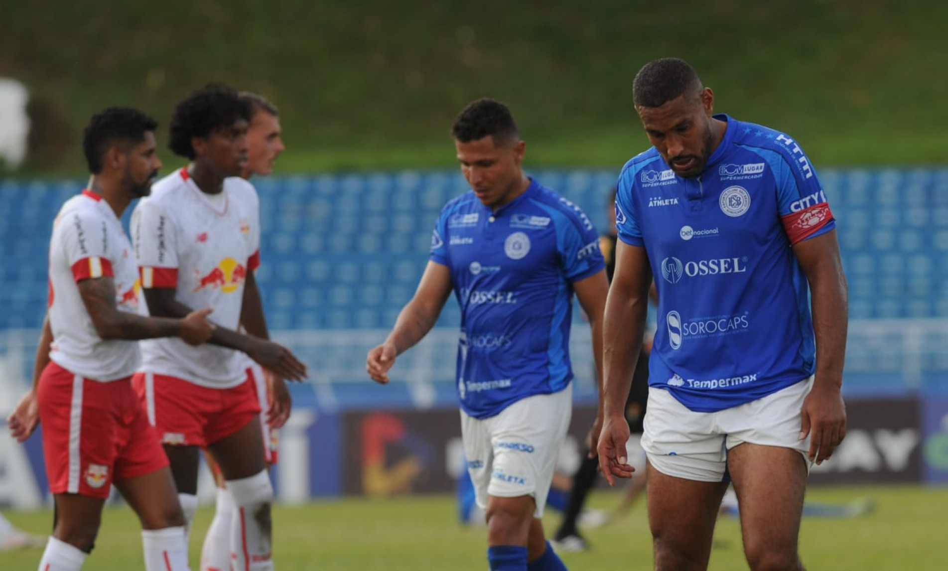 Jogadores saíram cabisbaixos do campo