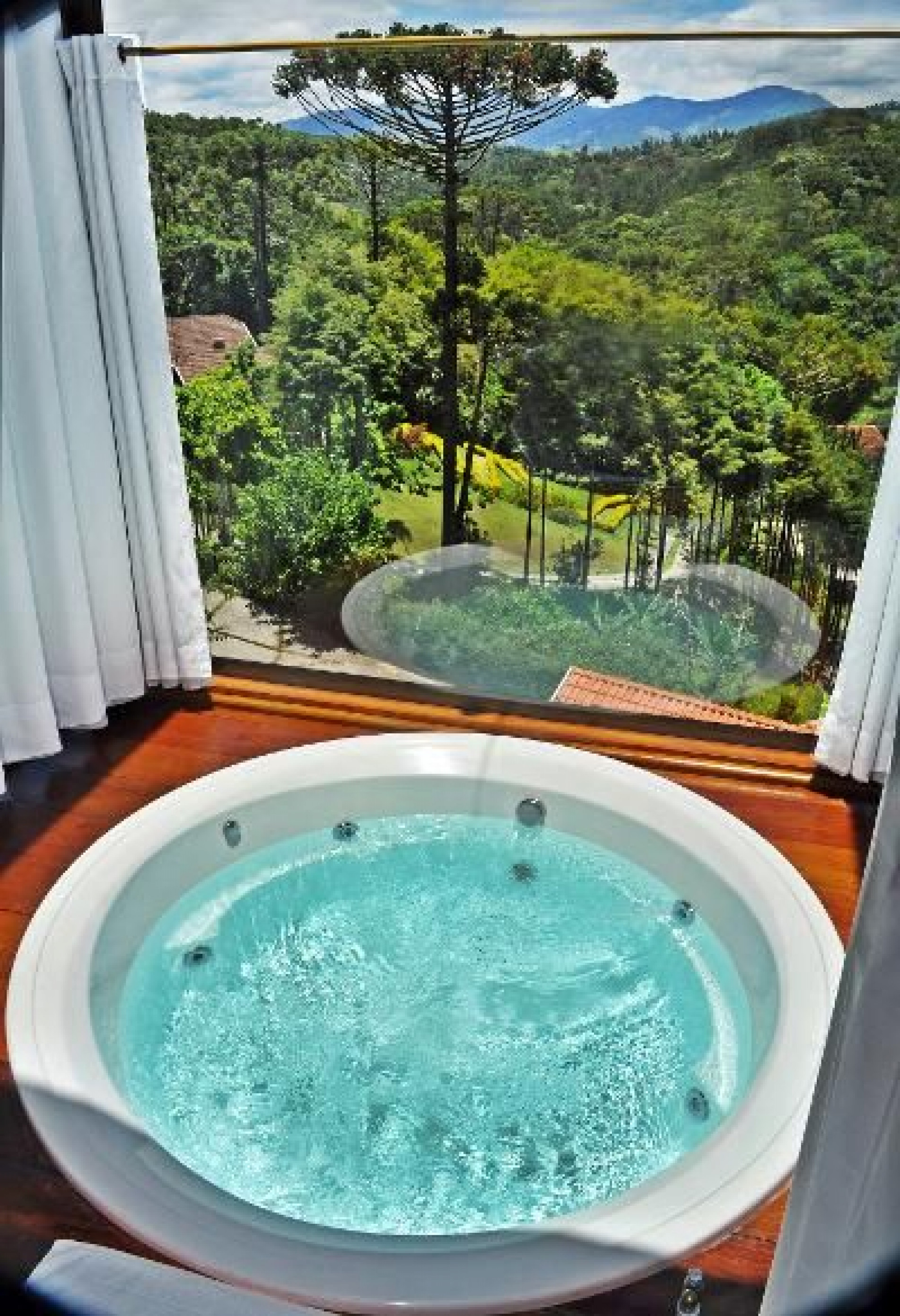 Que tal curtir uma hidromassagem com essa vista fantástica da Serra da Cantareira, na Pousada Quatro Estações, em Pinhal?