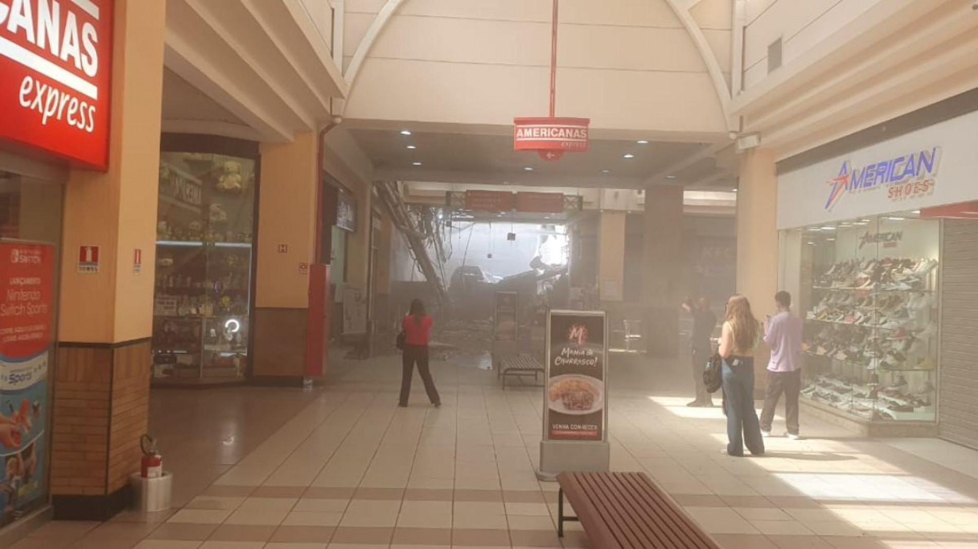 Laje do Osasco Plaza Shopping desabou, ontem à tarde, danificando quatro carros; não houve feridos