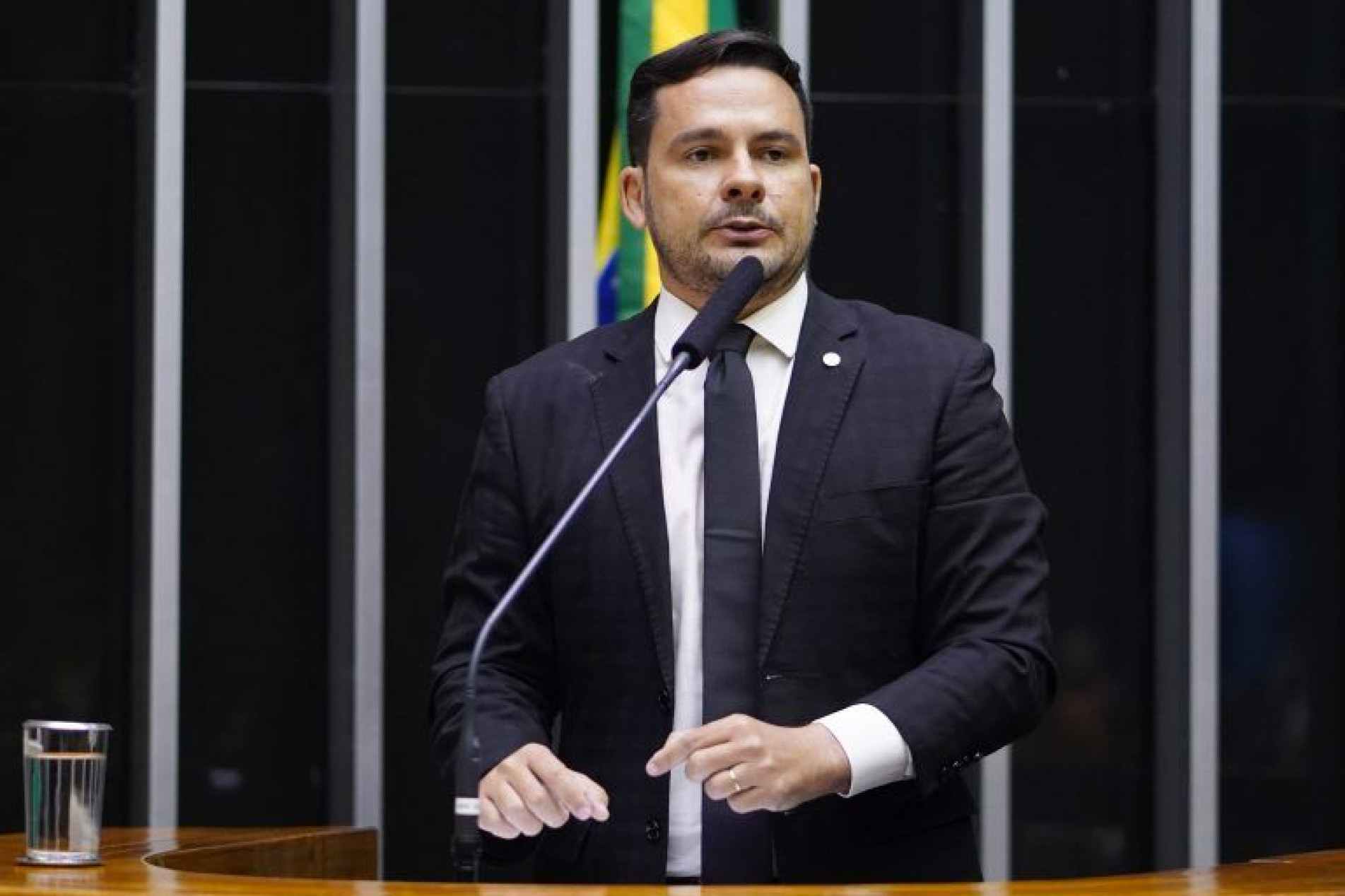O texto aprovado foi o do deputado Capitão Alberto Neto