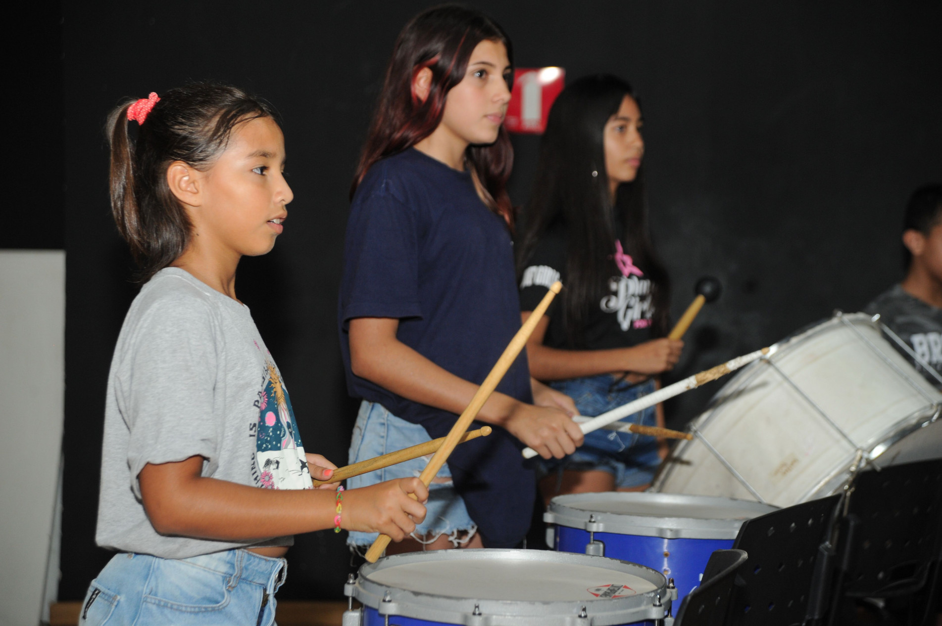 Alícia Murat, de nove anos, toca caixa e já quer seguir carreira