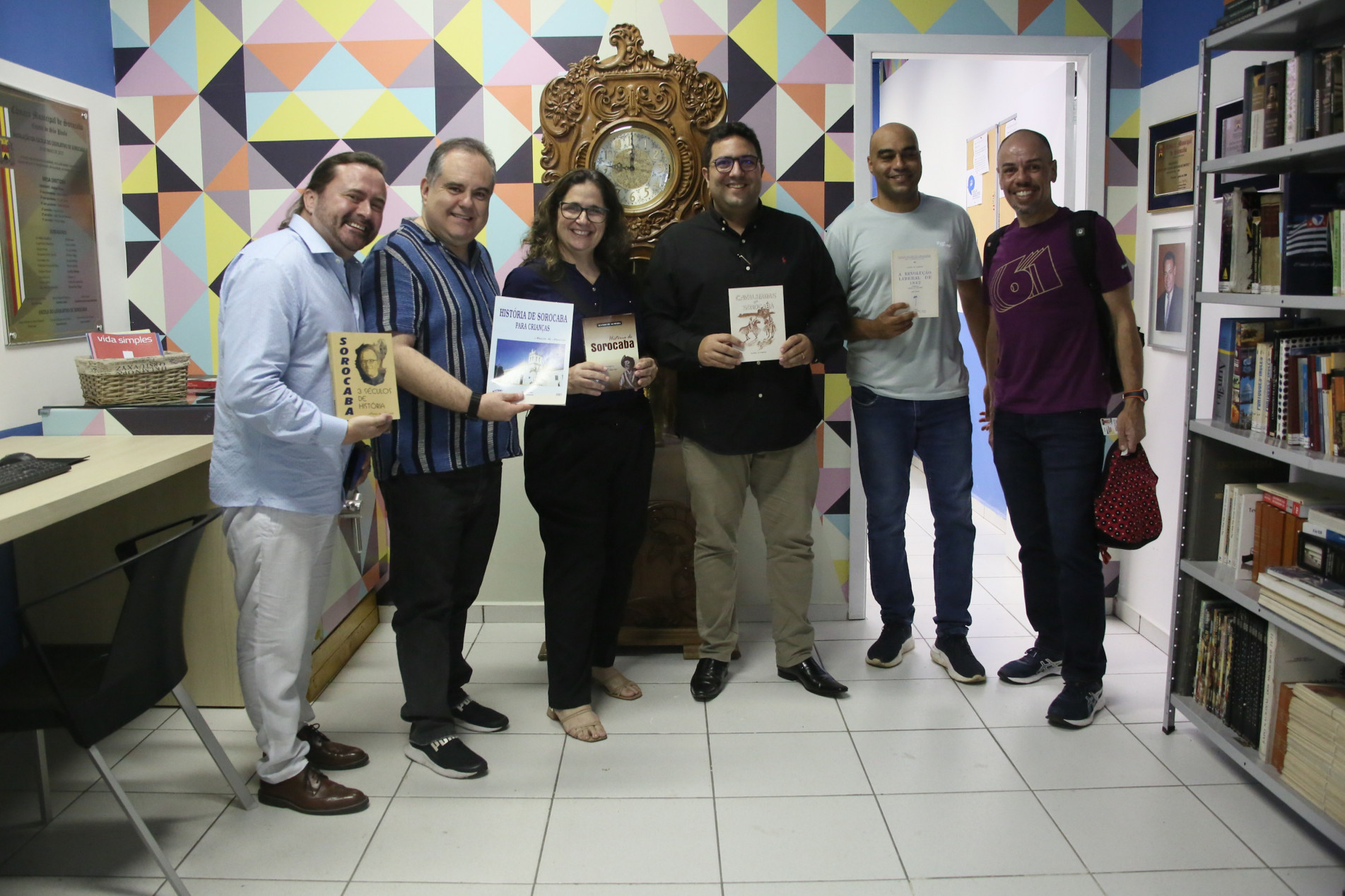 Diretores do instituto durante a entrega dos exemplares