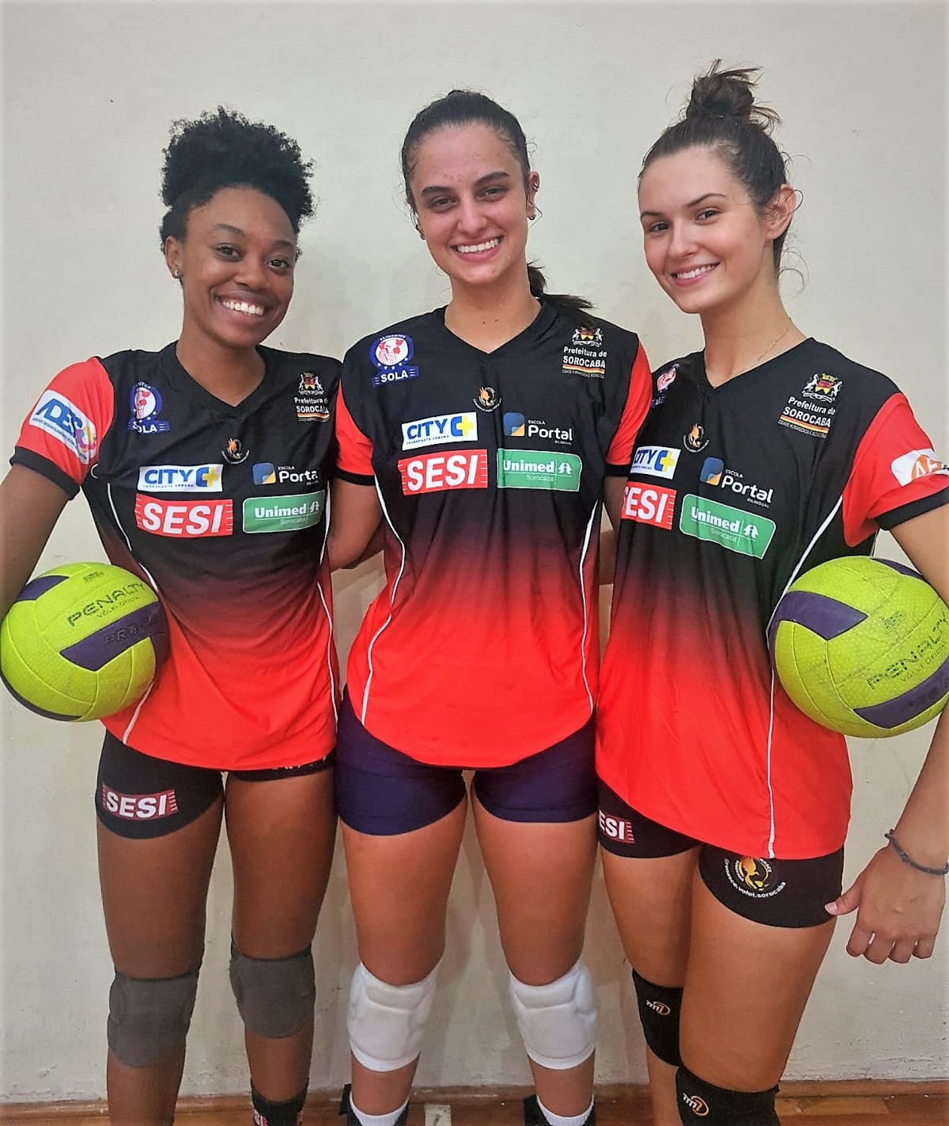 Letícia (levantadora), Valéria (central) e Anabele (ponteira)