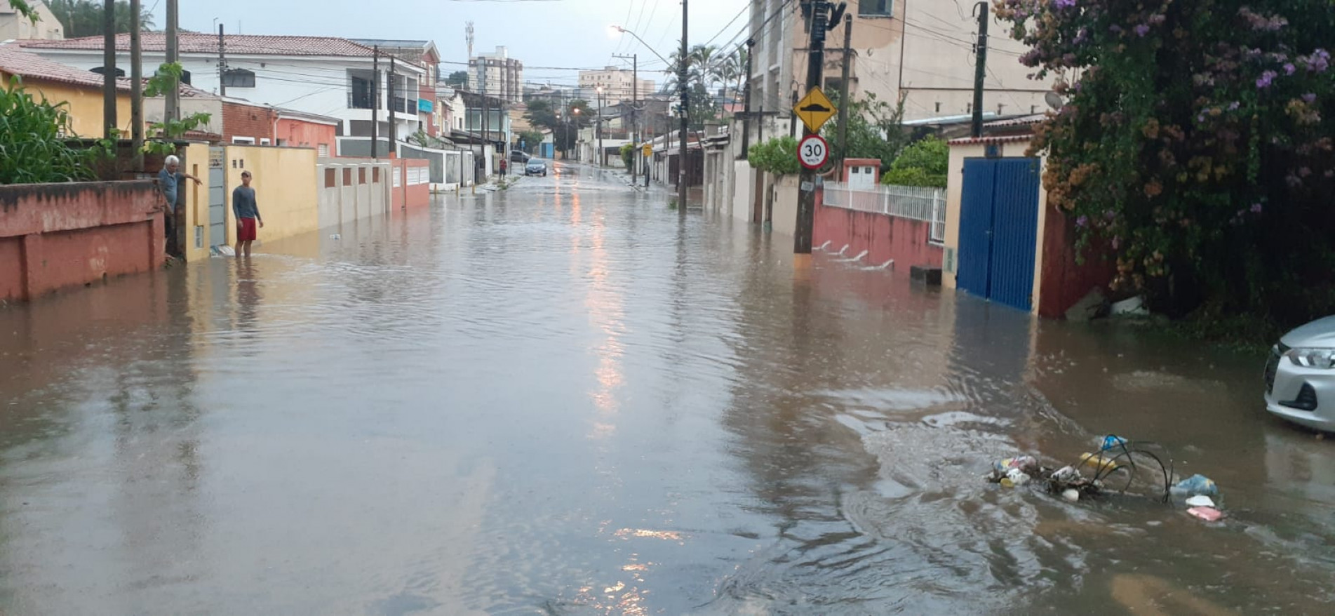 A rua Aparecida, altura do número 1.990 ficou com acúmulo de água e dificultou passagem de veículos e moradores