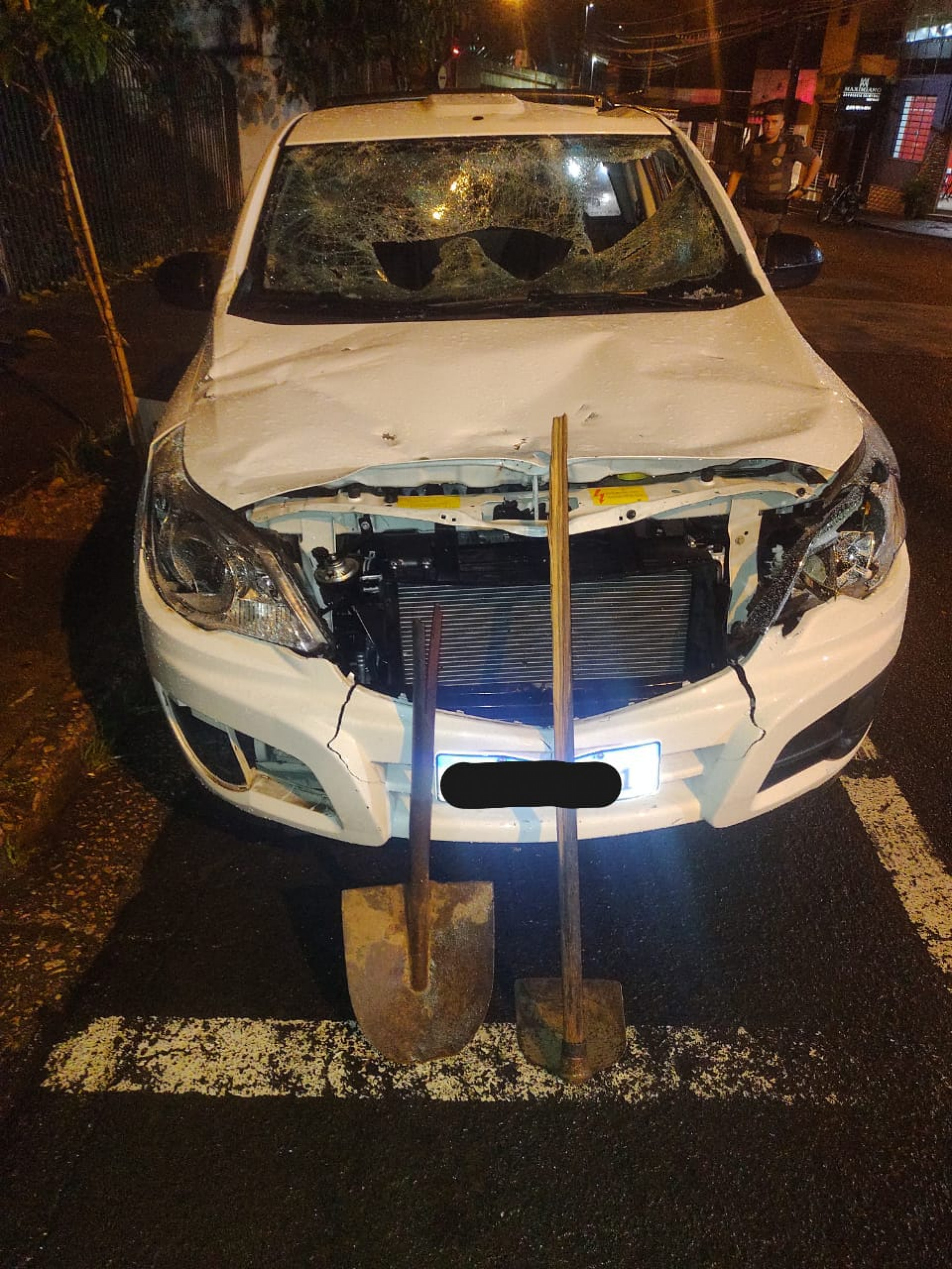 Carro ficou destruído