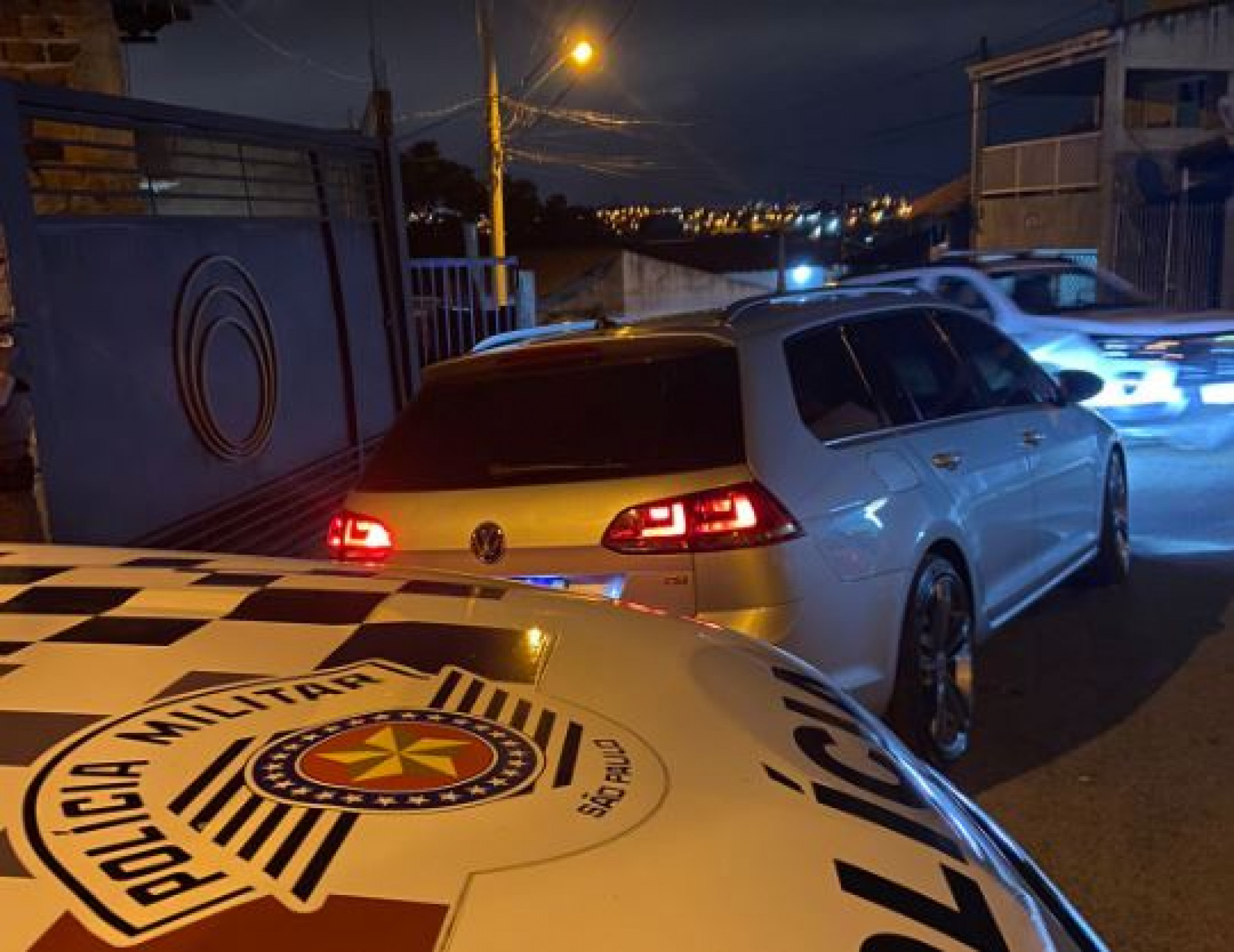Veículo Volkswagen Golf foi roubado na noite desta segunda-feira (13)