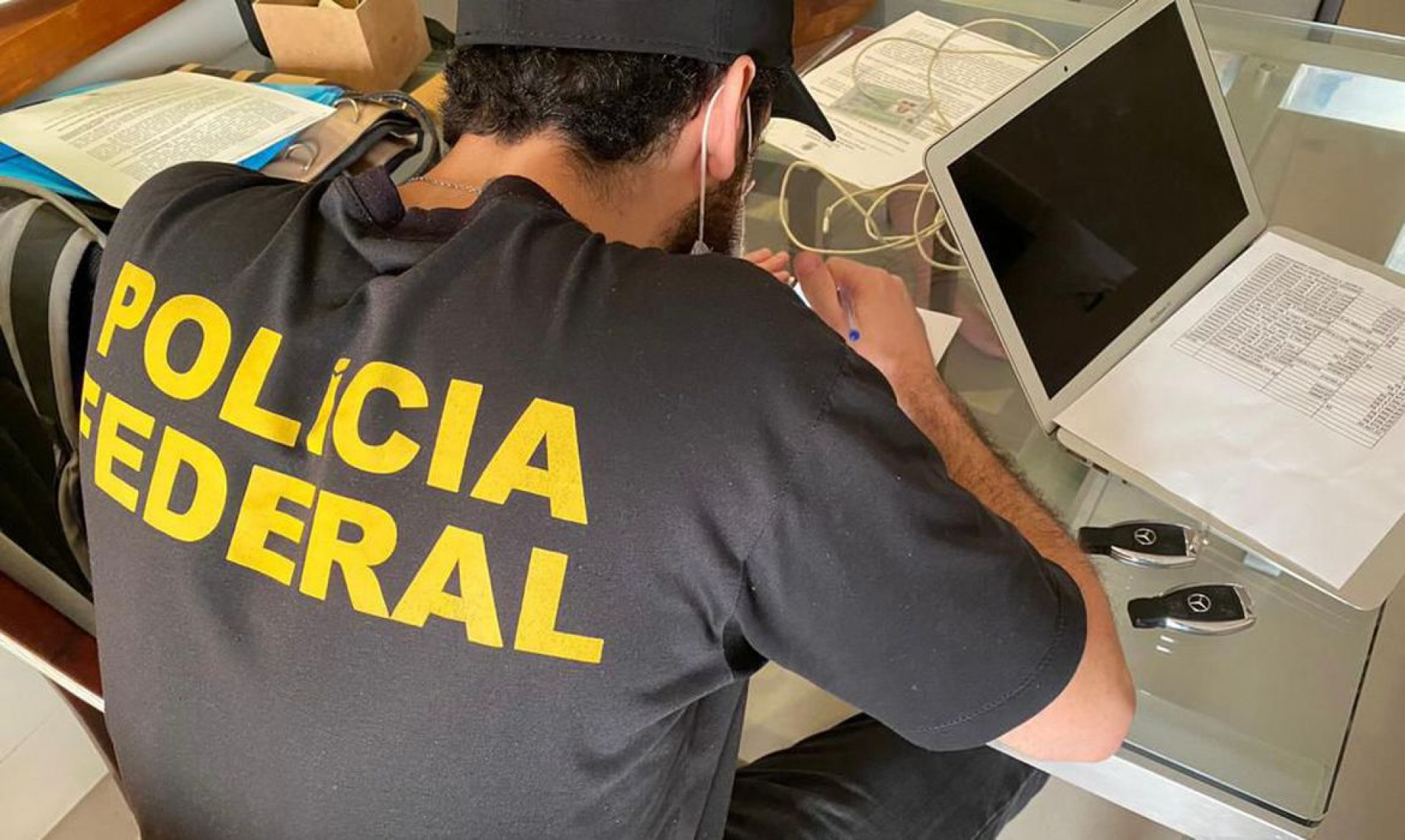 A Polícia Federal e a CGU deflagraram operação visando à atuação de organização criminosa que tem contratos firmados com 74 prefeituras