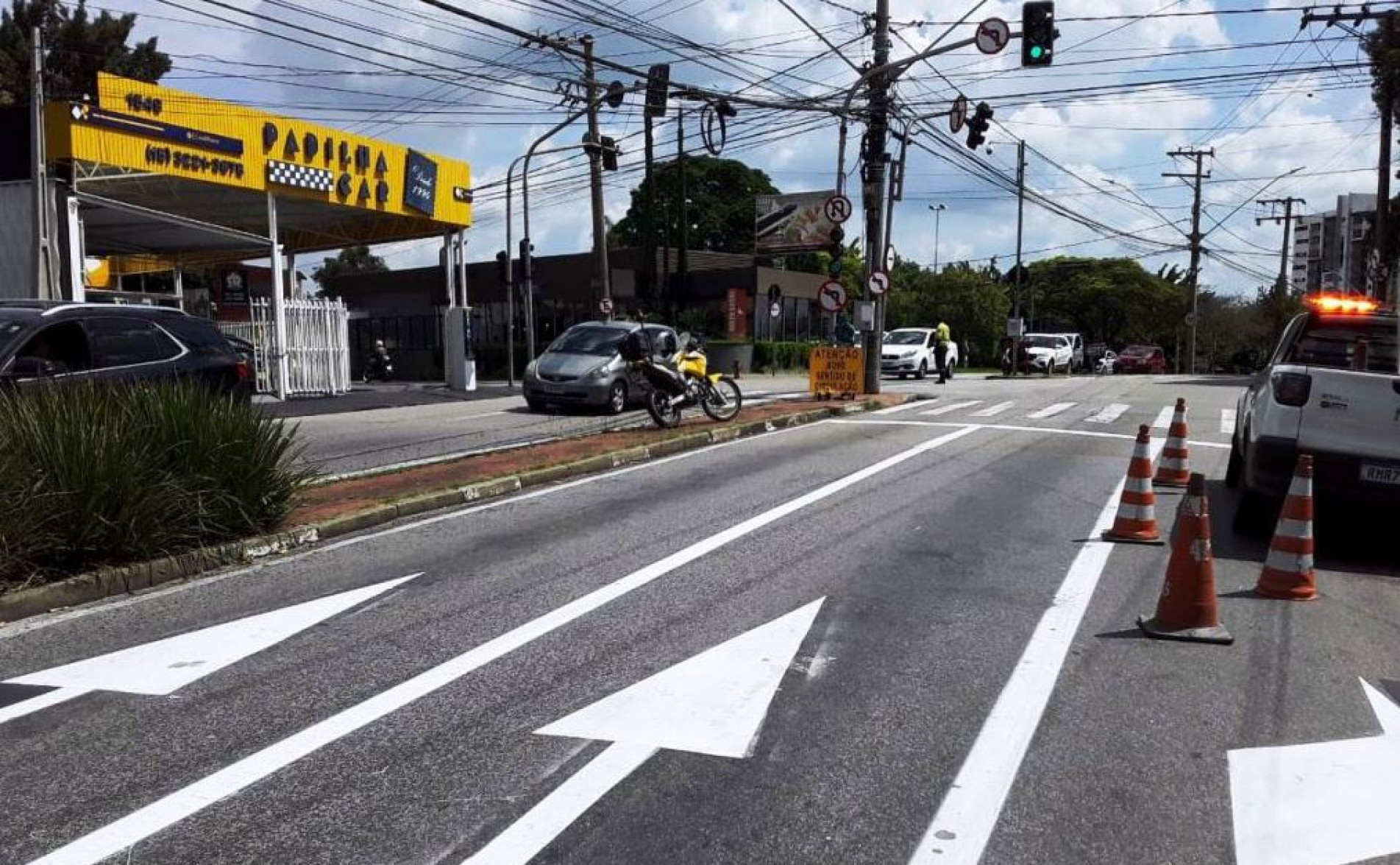 Conjunto semaf&oacute;rico na interse&ccedil;&atilde;o da Avenida Washington Luiz com as Ruas Caracas e Santiago, no Jardim Am&eacute;rica, na zona sul de Sorocaba