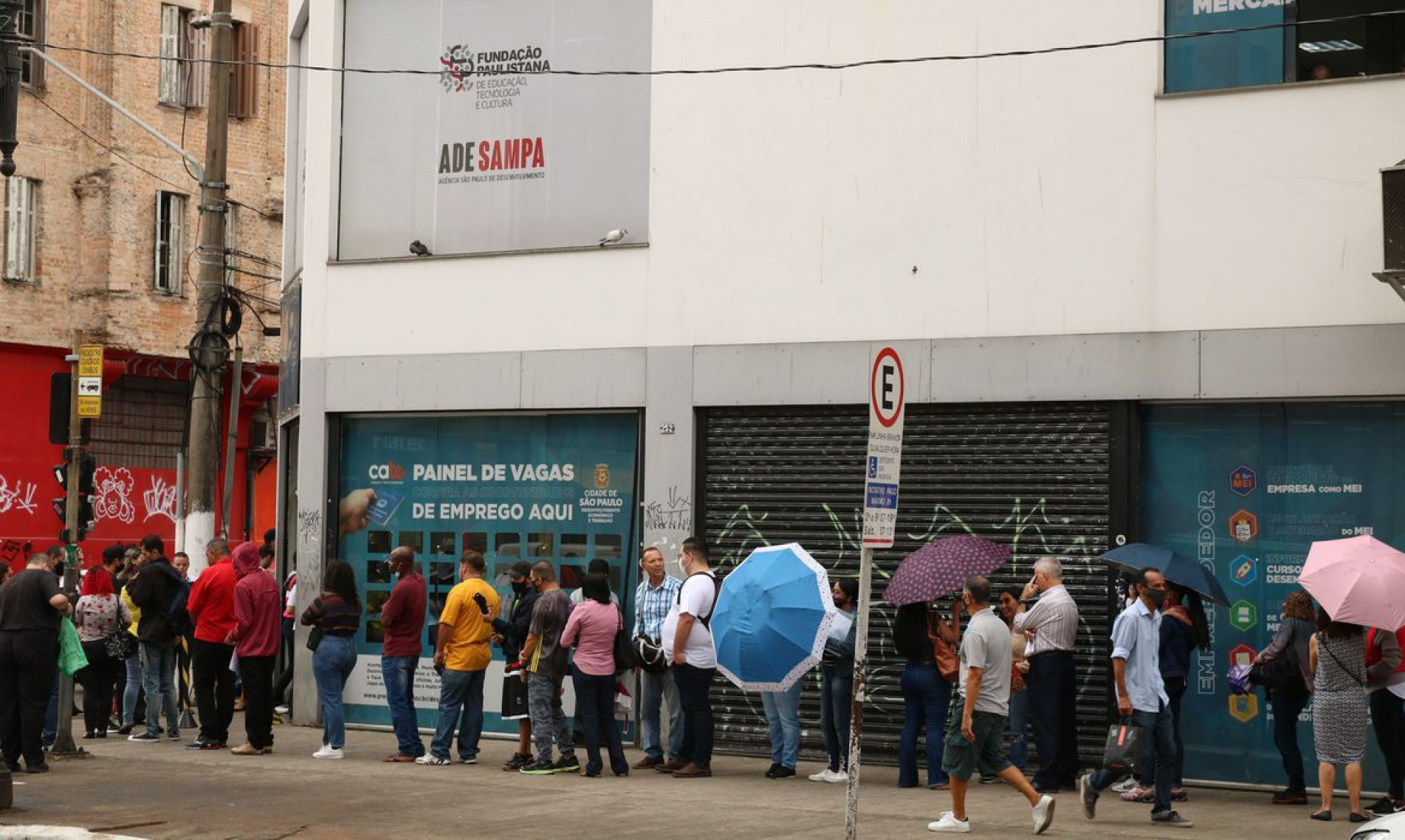 Fila no mutir&atilde;o de emprego realizado pela Prefeitura de S&atilde;o Paulo no Cate Central da Avenida Rio Branco.