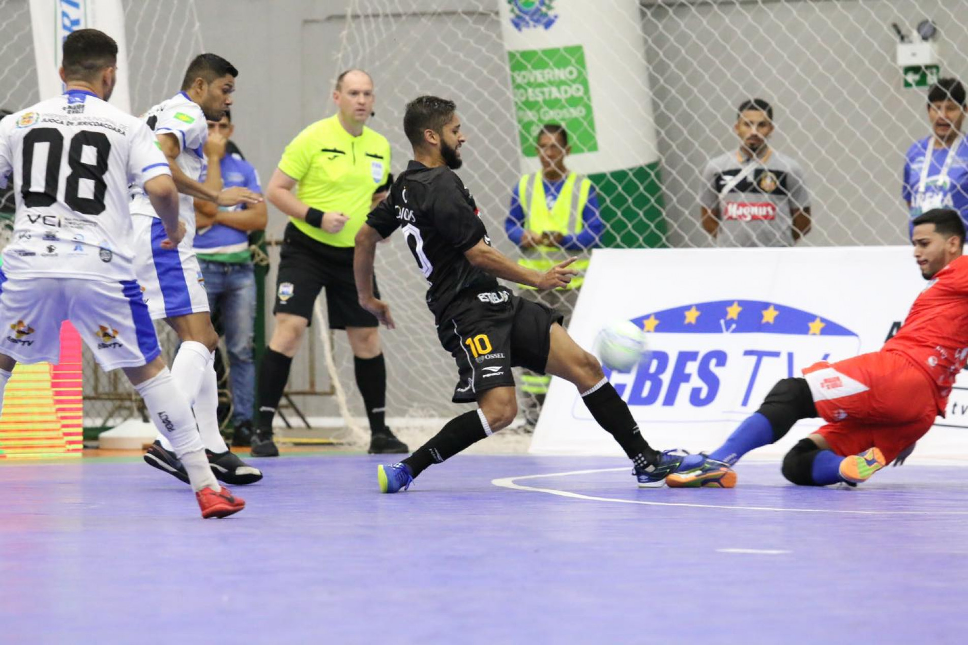 Leandro Lino fez um dos gols na vitória por 4 a 2