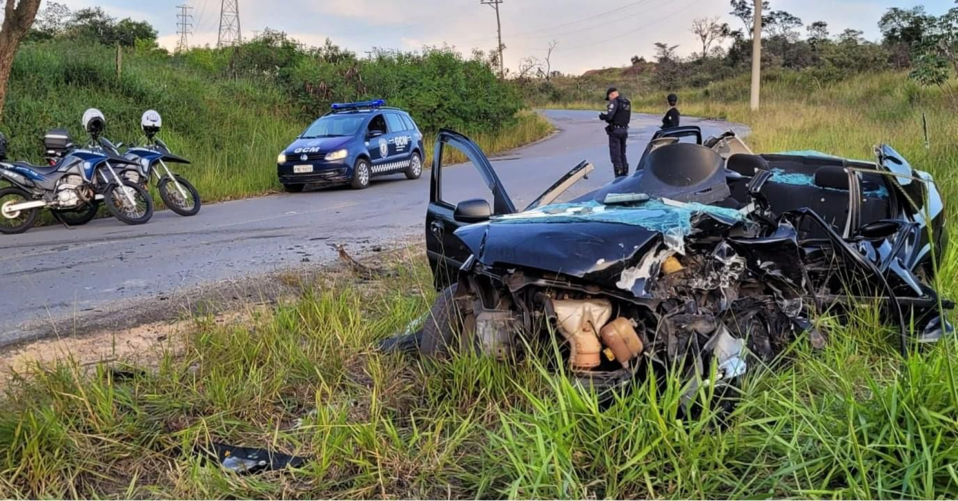Veículo em que o casal estava ficou destruído