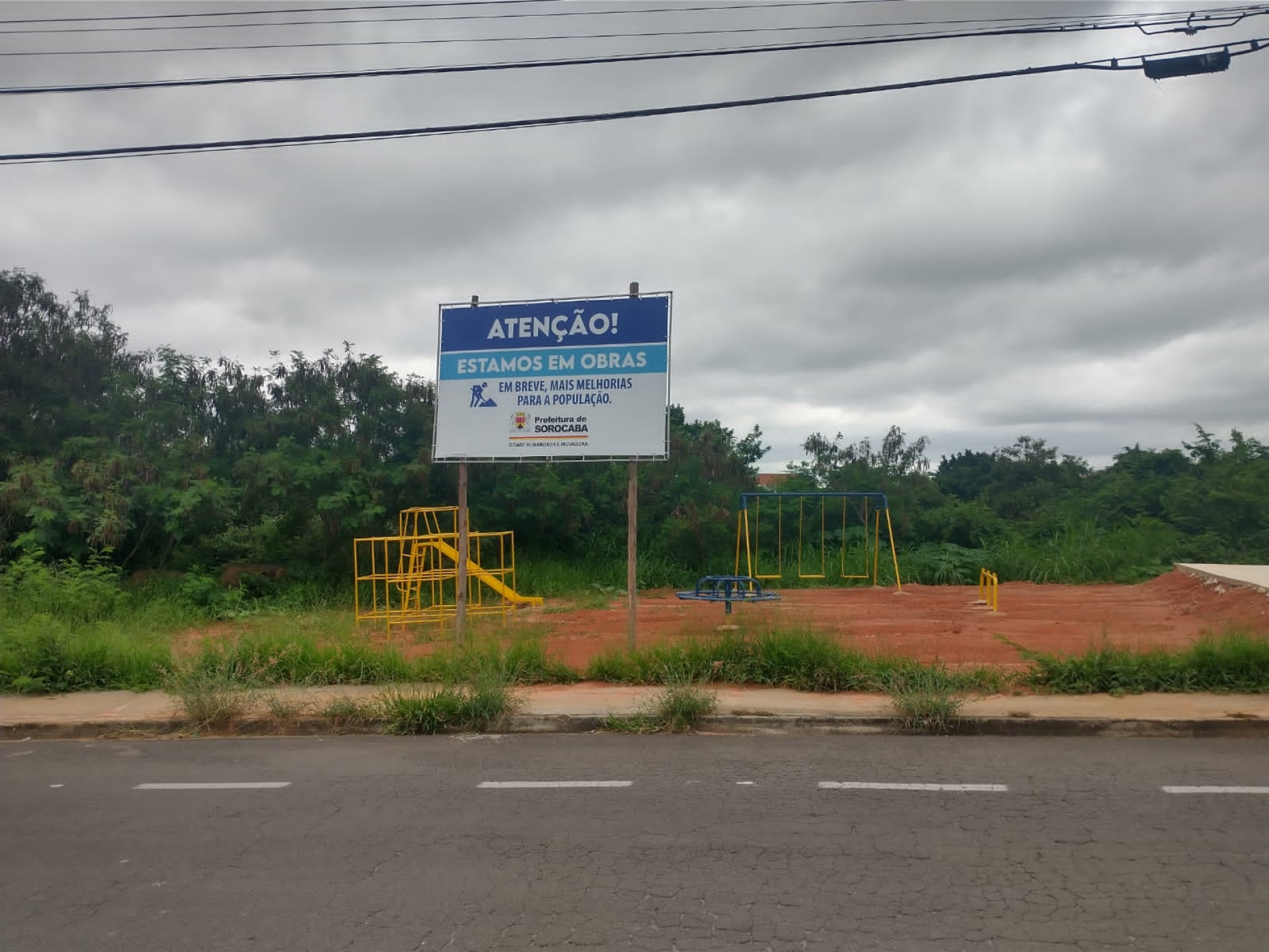 Reclamantes dizem que instalação dos brinquedos não foi concluída e apontam falta de segurança