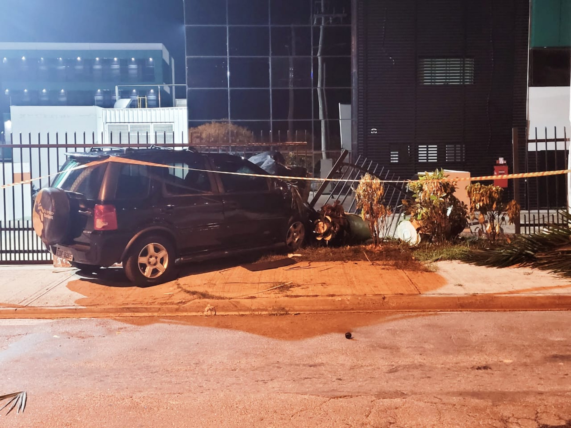 Carro também bateu no portão de uma empresa
