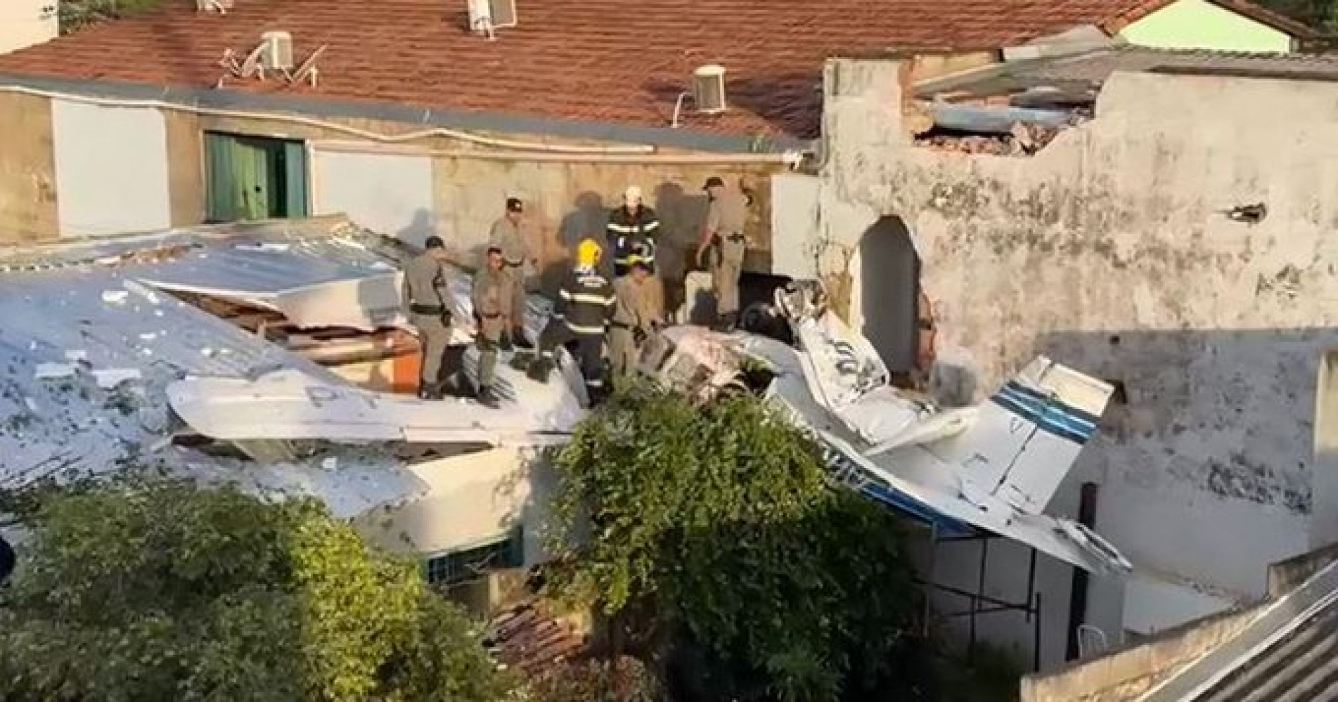 Avião, que saiu de Taiobeiras (MG), caiu sobre duas casas na Vila Mutirão, em Goiânia