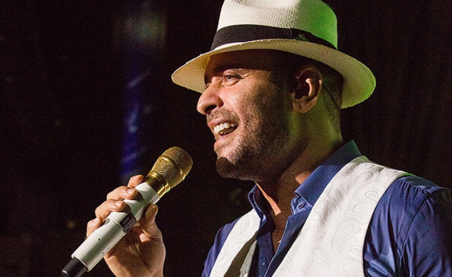 Cantor sobe ao palco às 20h, em única apresentação na cidade