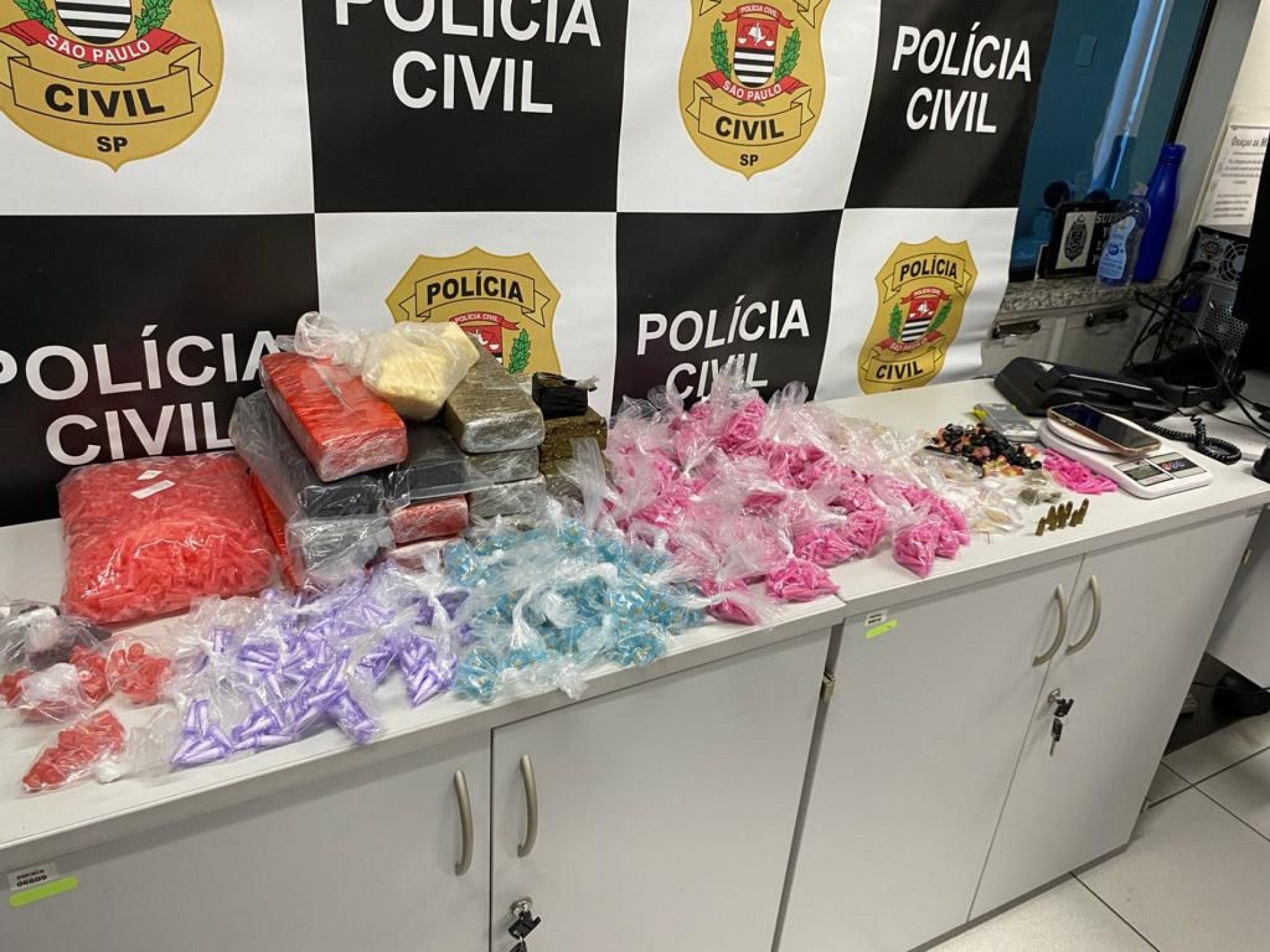 Diversas porções de drogas foram apreendidas