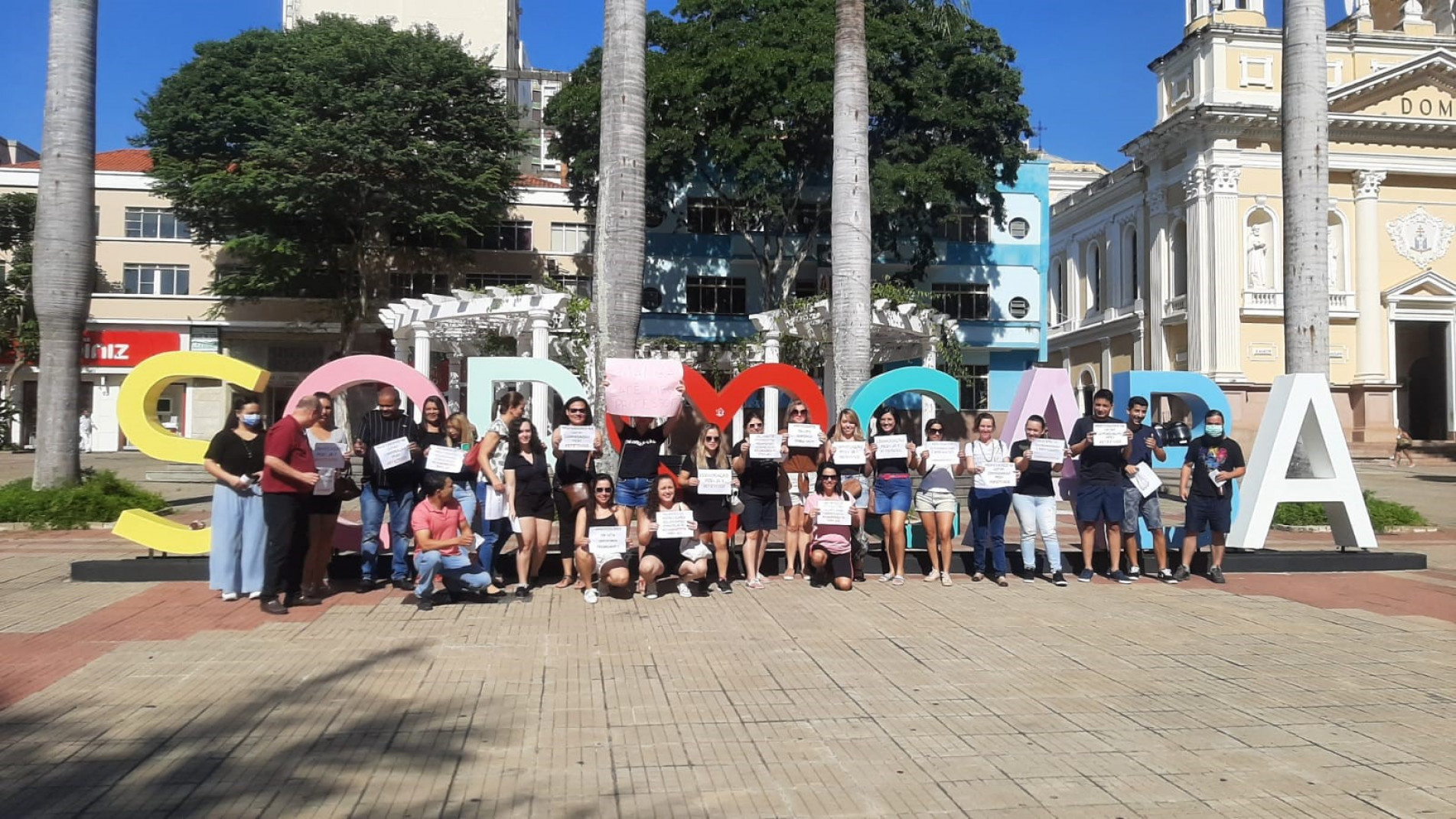 Grupo de professores fez protesto ontem, no Centro
