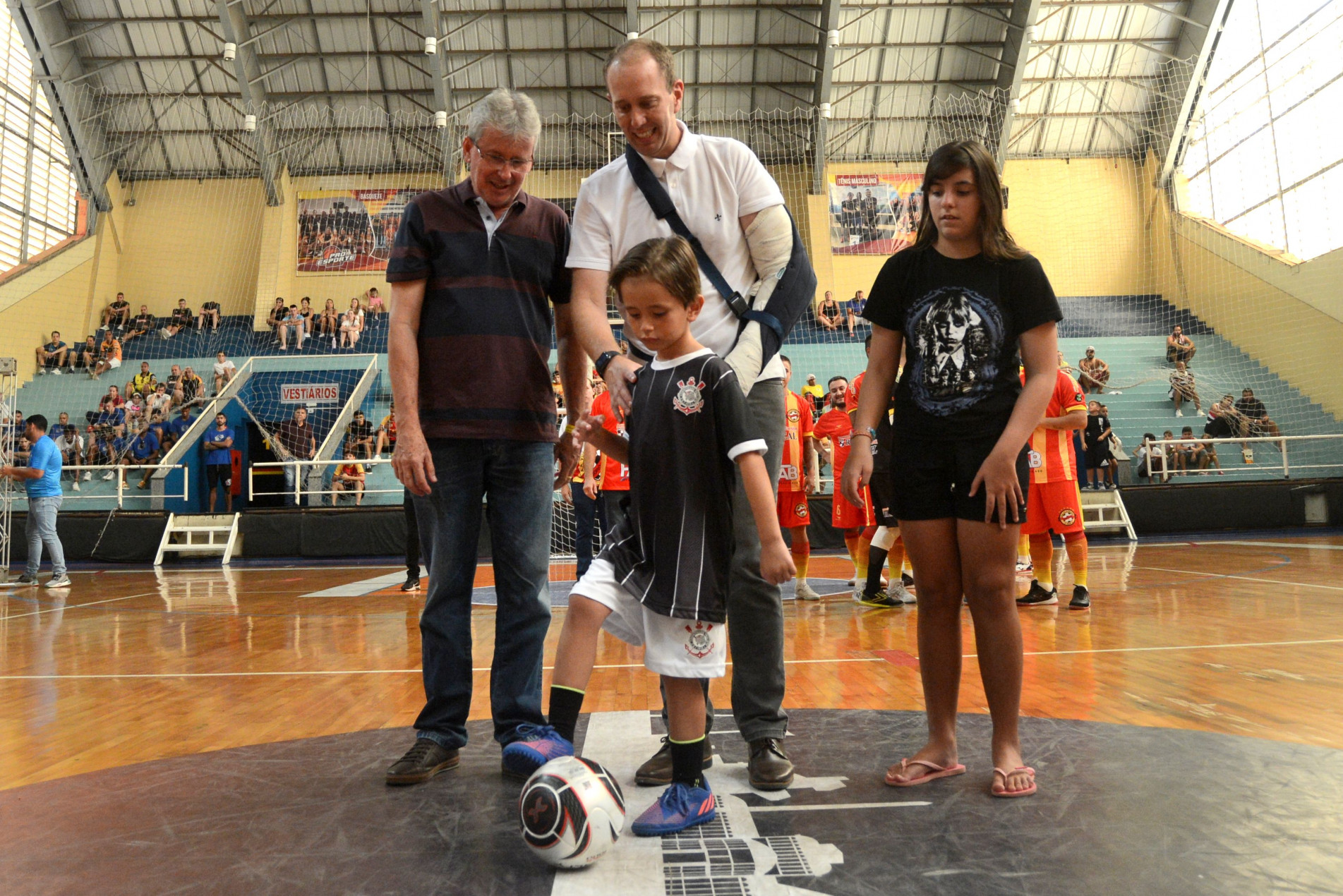 O presidente da FUA, Hélio Sola Aro, o prefeito Rodrigo Manga e o pequeno Enzo no pontapé inicial