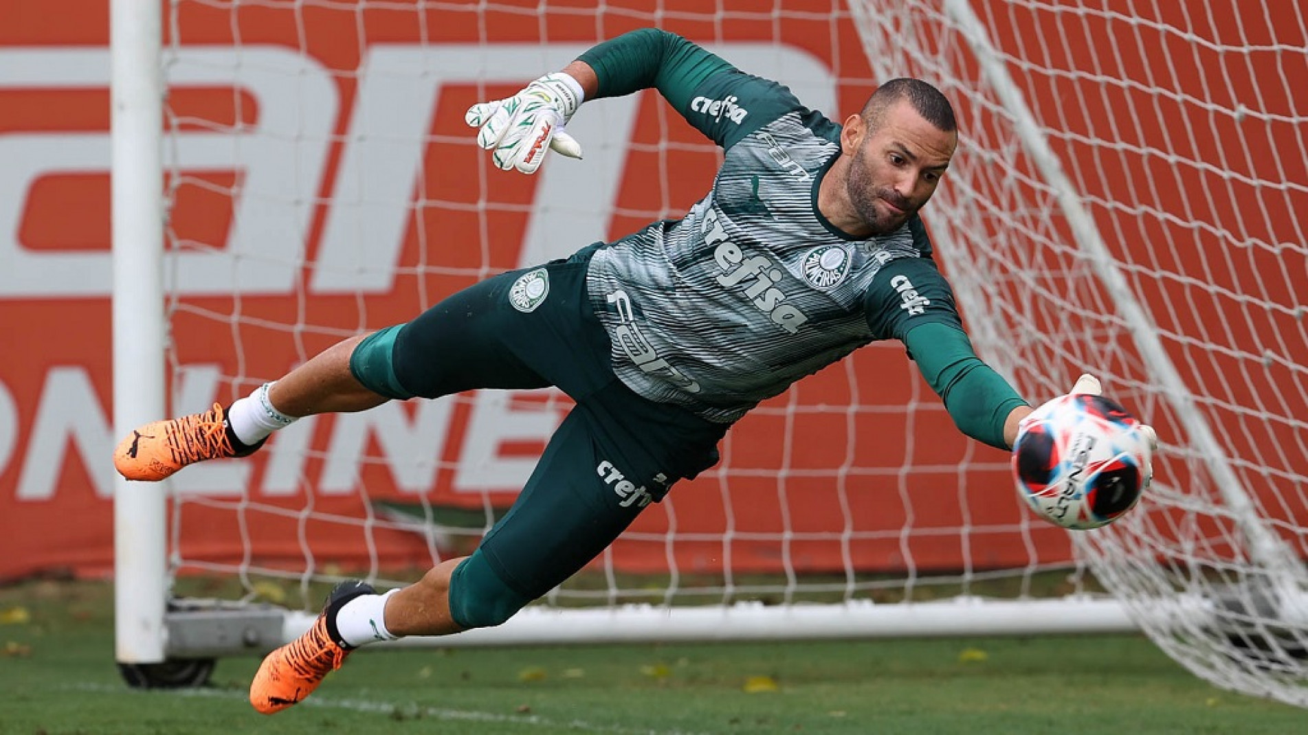 Goleiro Weverton