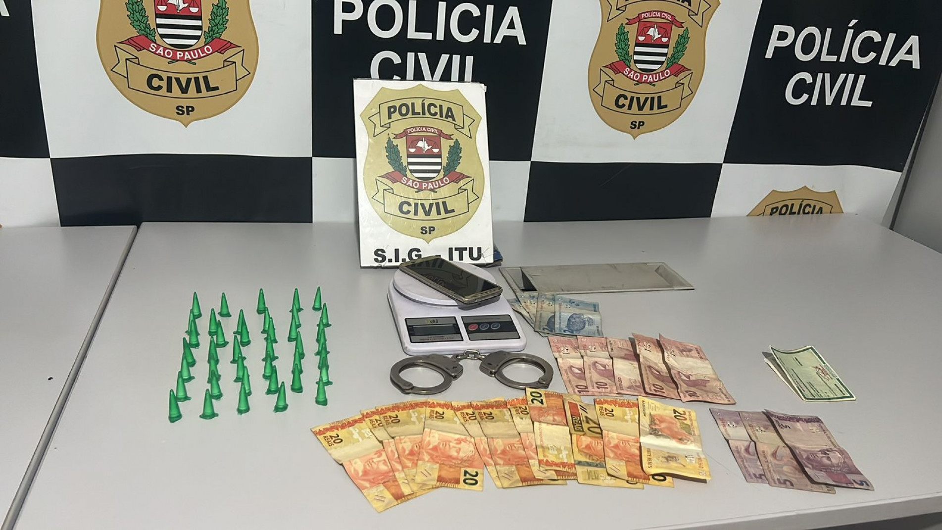 Entorpecentes e dinheiro foram apreendidos 