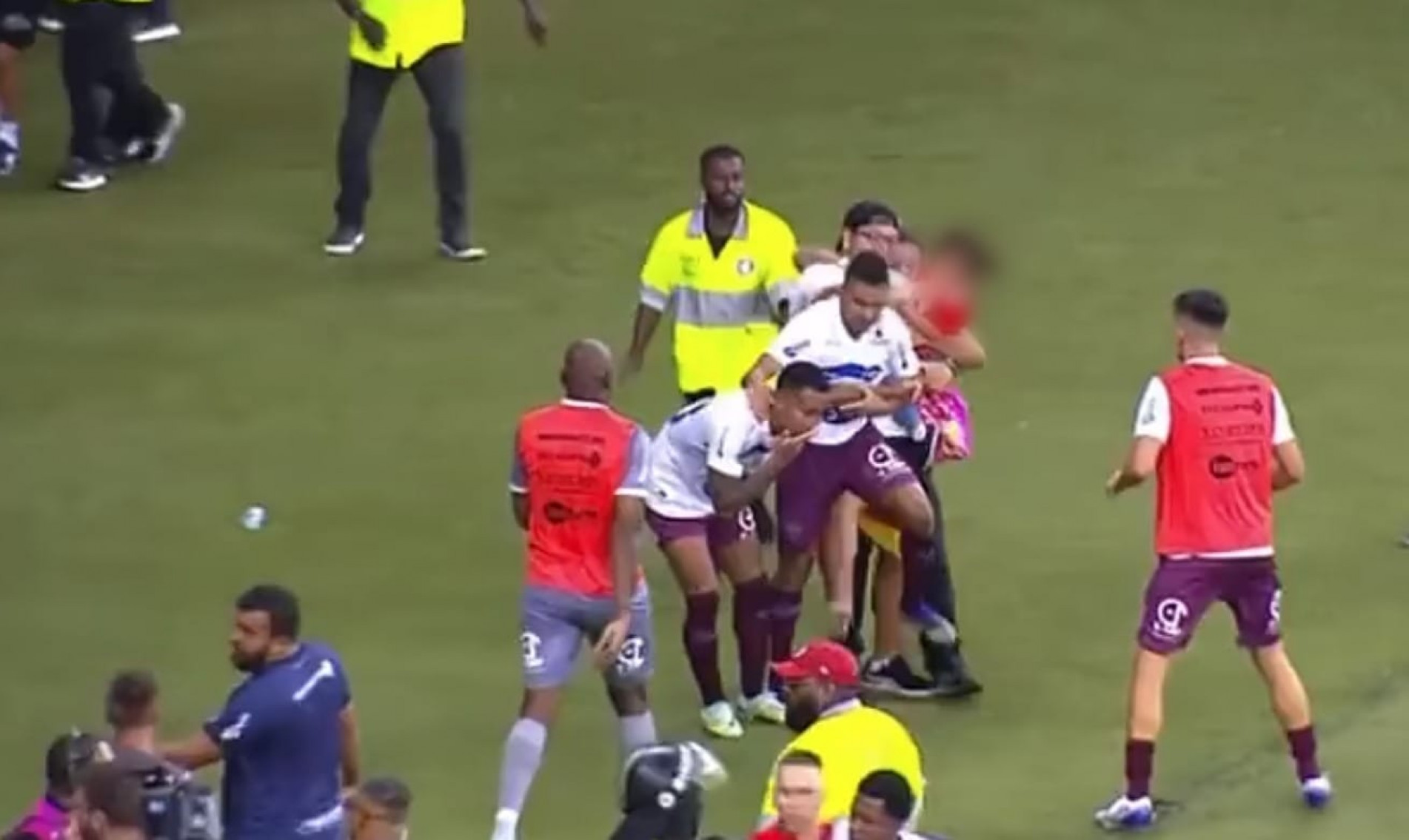 O homem tamb&eacute;m desferiu um chute no lateral-esquerdo Dudu Mandai, do Caxias