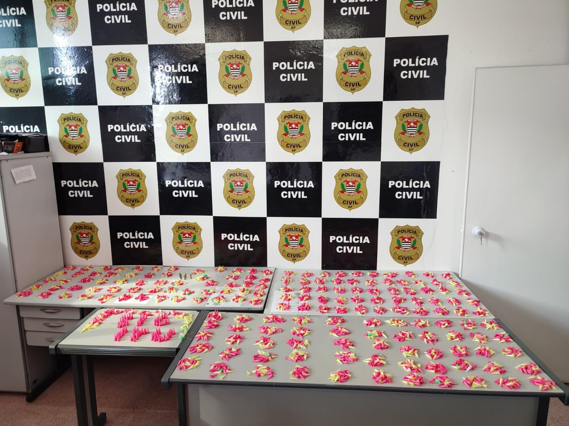 Os dois homens foram presos com 3,6 mil porções de cocaína